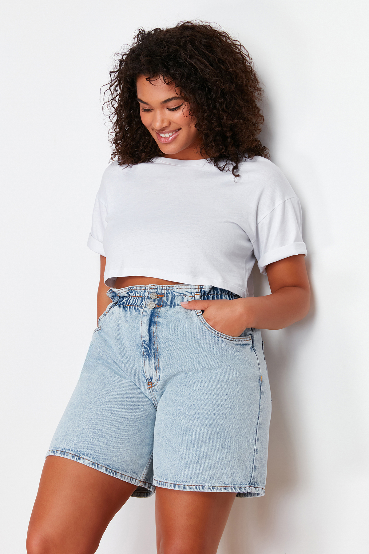 Trendyolmilla  Açık Mavi Lastikli Yüksek Bel Geniş Kesim %100 Pamuk Büyük Beden Denim Şort TBBSS22JE00015 - Görsel 3