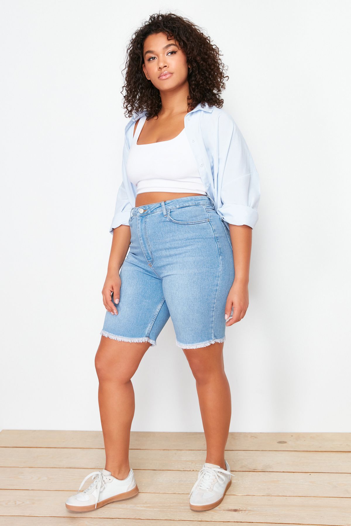 Trendyol Curve Niebieskie, Obcisłe, Obcisłe Spodenki Jeansowe Z Frędzlami Kobieta - 50