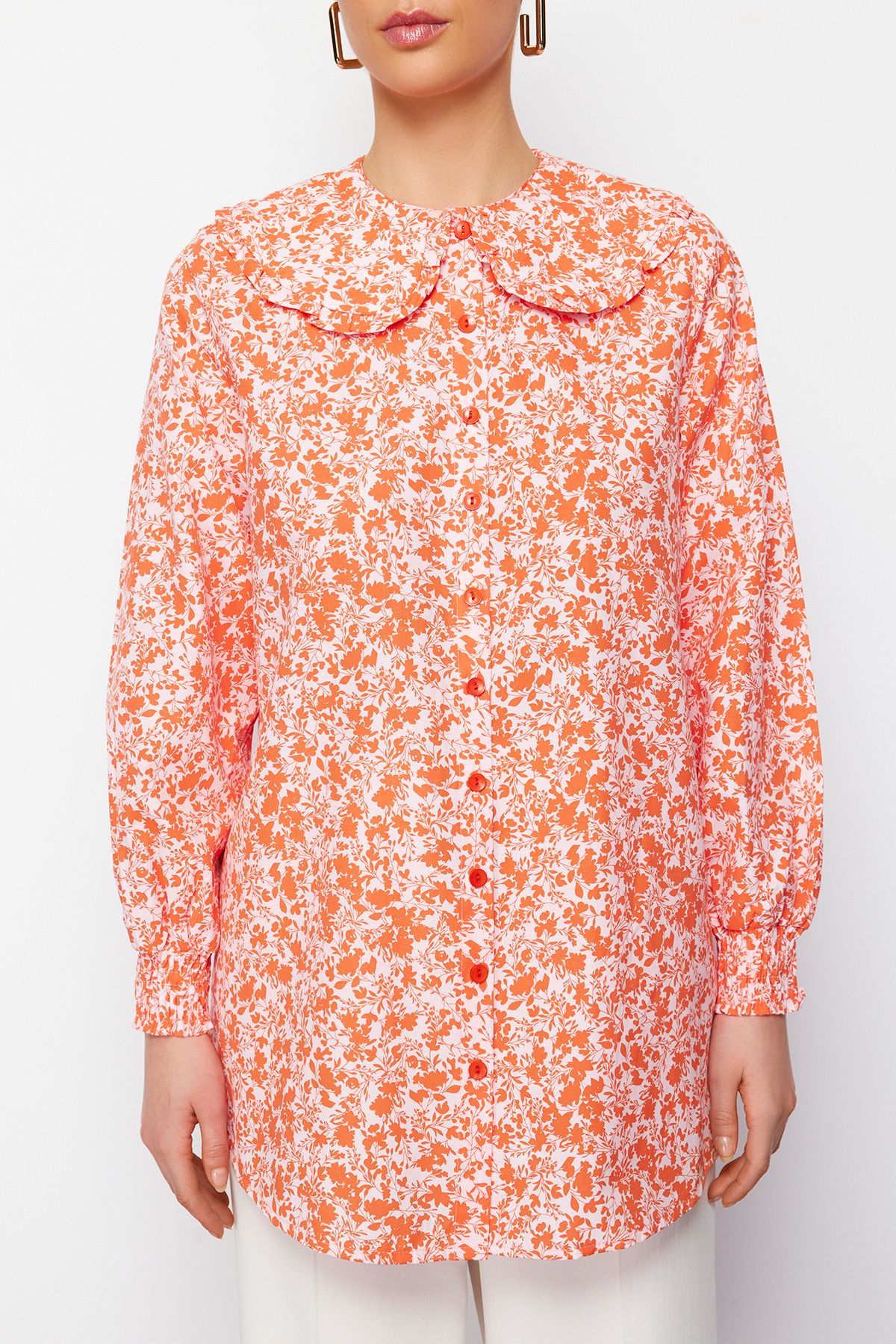 Trendyol Modest-Rotes Hemd mit gewebtem, knusprigem Blumenmuster und Babykragen TCTSS23TG00029 4