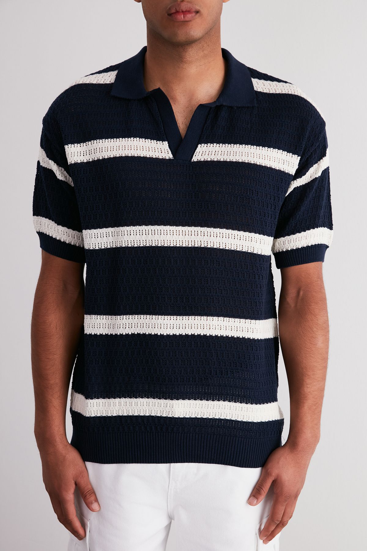 Trendyol Collection-Marineblaues, gestreiftes Polo-T-Shirt aus Baumwolle mit normaler Passform – TMNSS24PO00004 Limited Edition 4