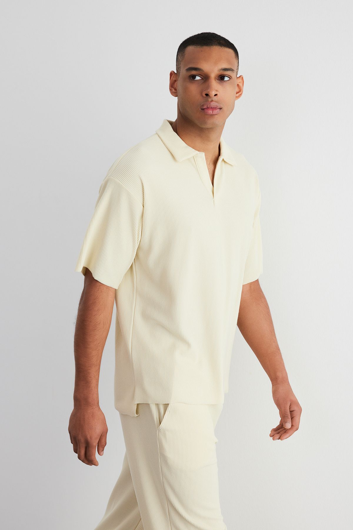 Trendyol Collection-Ecrufarbenes T-Shirt mit Ottoman-Polokragen – knitterfrei, weite Passform, limitierte Auflage TMNSS23PO00020 2