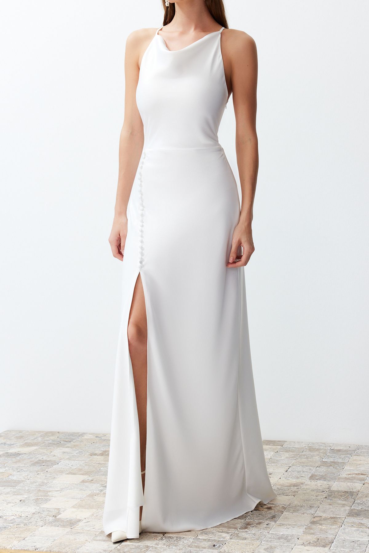 Trendyol Collection-Bílé saténové dlouhé večerní šaty - TPRSS24AE00042 pro svatbu/svatbu 5