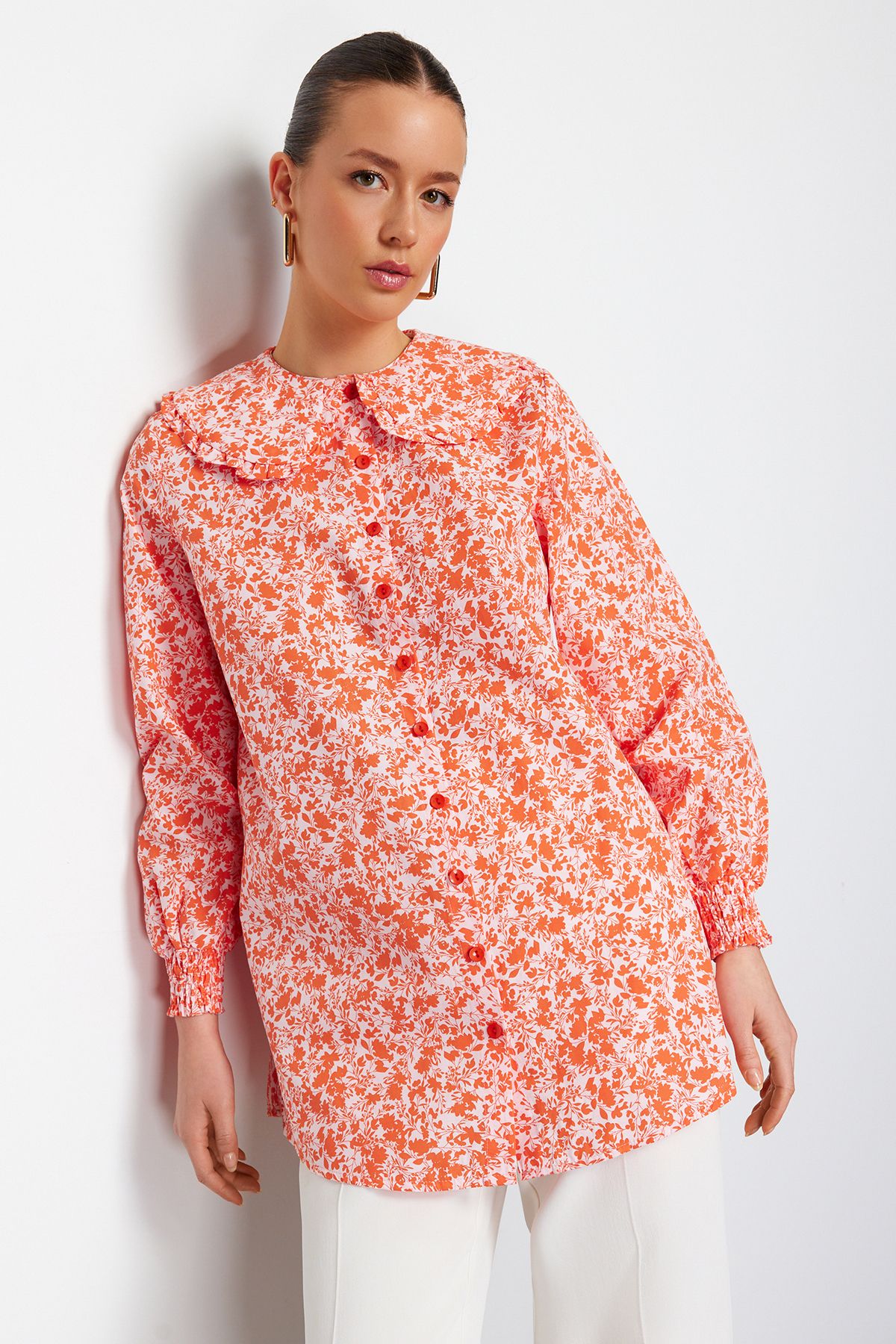 Trendyol Modest-Rotes Hemd mit gewebtem, knusprigem Blumenmuster und Babykragen TCTSS23TG00029 2