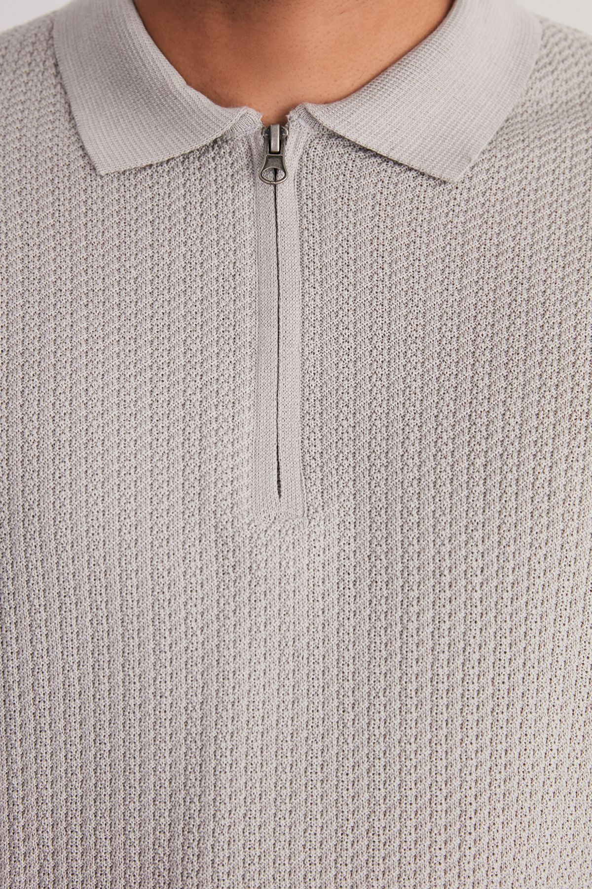Trendyol Collection-Limitovaná edice Stone Regular Fit Tričko s prolamovaným zipem a výstřihem Polo TMNSS24PO00001 5