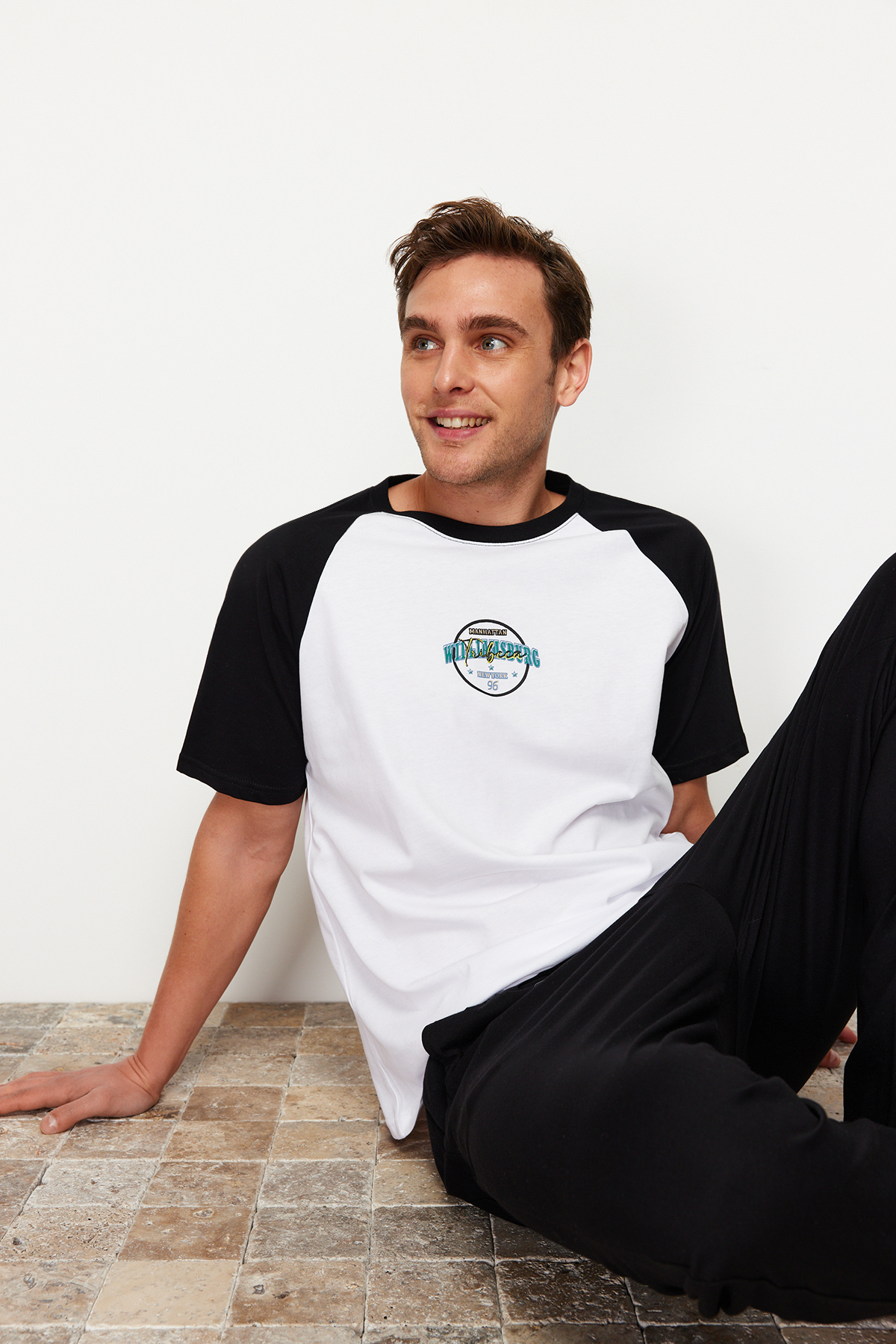 Trendyol Collection Czarno-biały zestaw piżamowy z nadrukiem i rękawami typu raglan, regularny krój TMNSS24PT00014