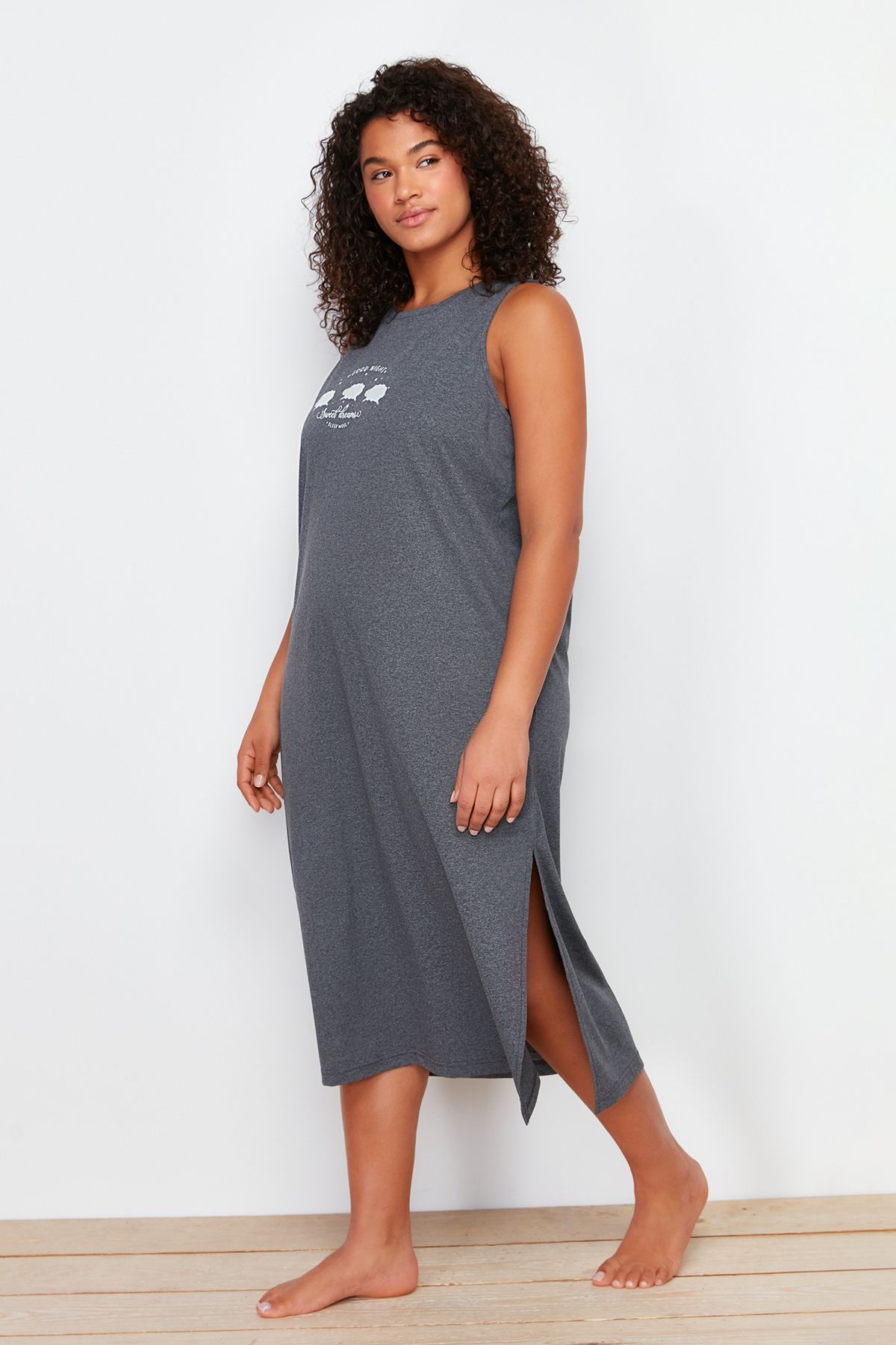 Trendyol Curve-Anthrazitfarbenes bedrucktes Midi-Stricknachthemd TBBSS24CH00008 2