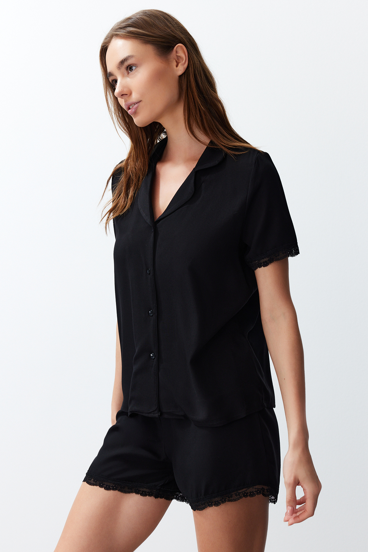 Trendyolmilla  Siyah Dantelli Viskon Şortlu Dokuma Pijama Takımı THMSS24PT00181 - Görsel 3