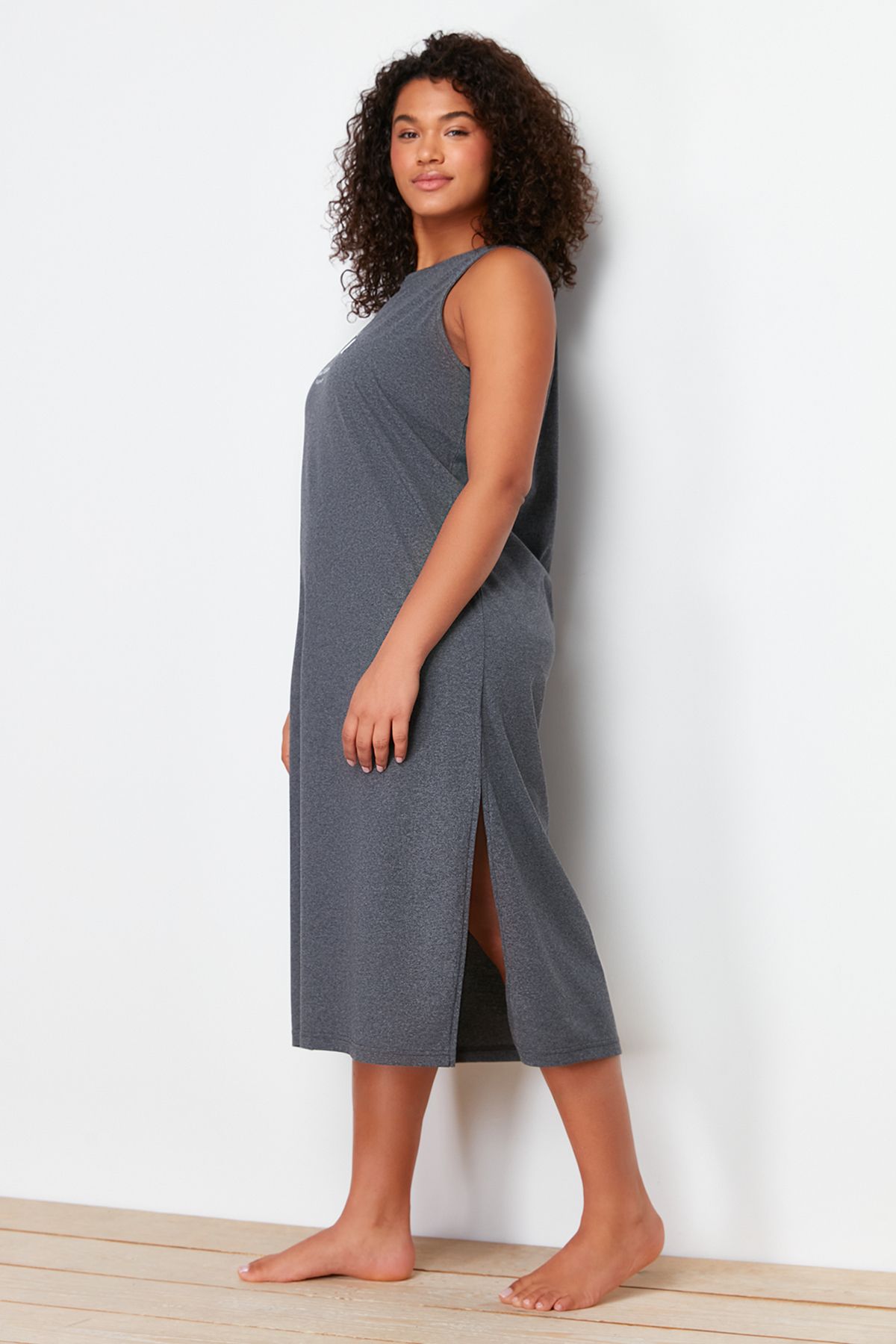 Trendyol Curve-Anthrazitfarbenes bedrucktes Midi-Stricknachthemd TBBSS24CH00008 3