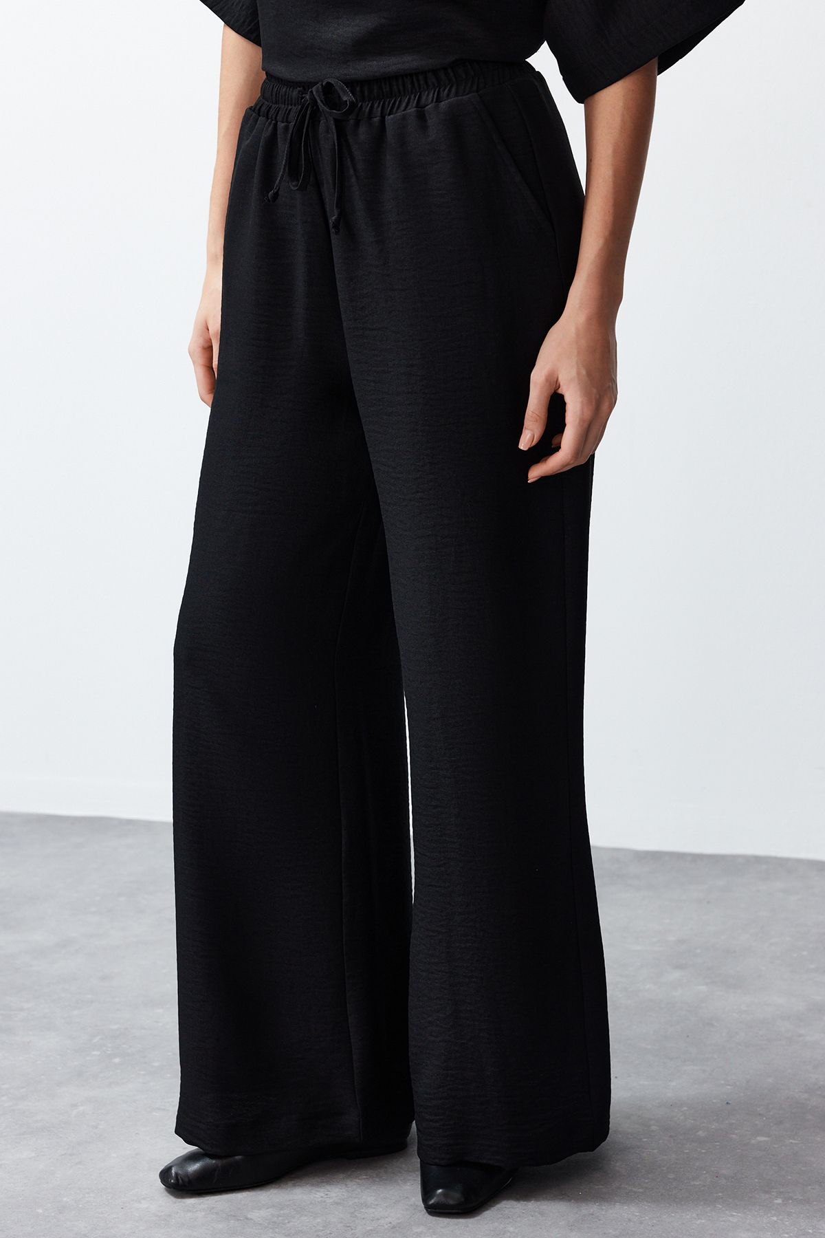 Trendyol Collection-Černá sada halenky a kalhot s výstřihem do V - TWOSS24AU00096 5