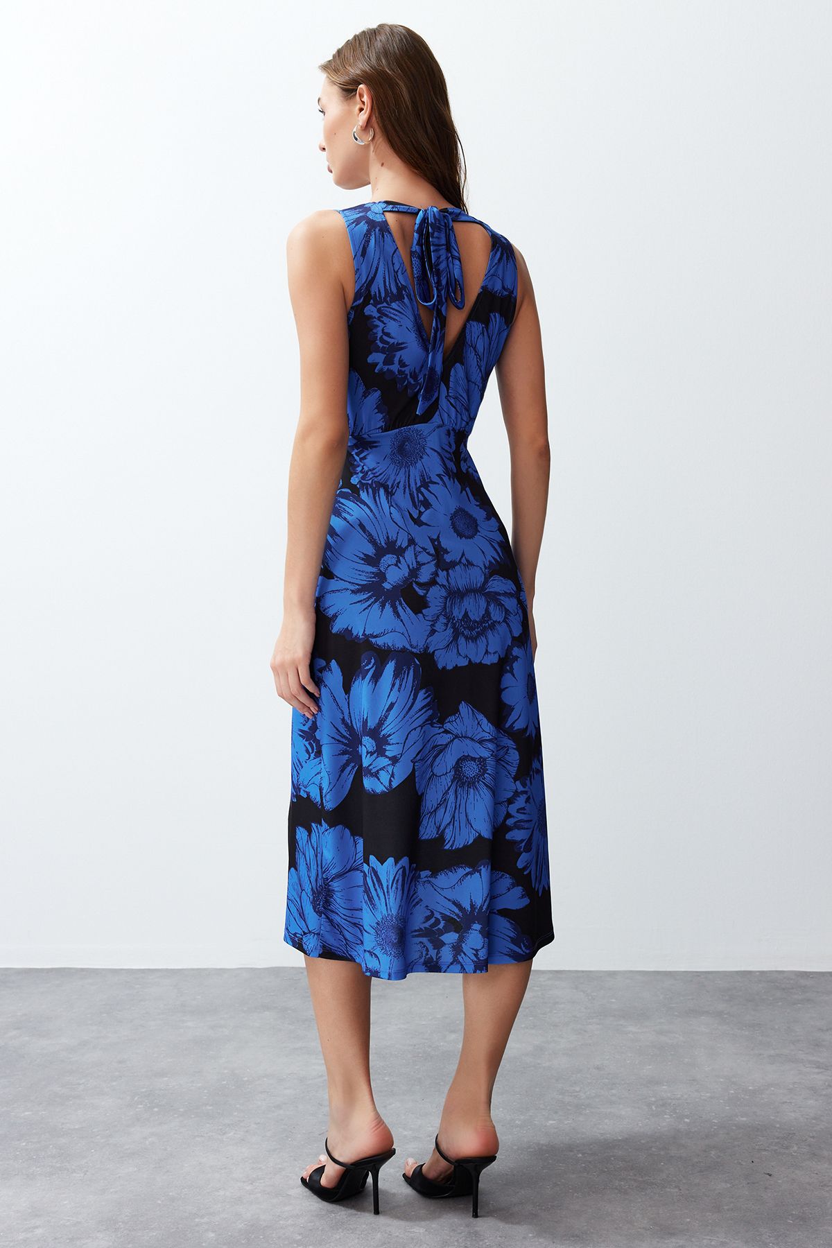 Trendyol Collection-Rochie midi tricotată elastică, cu decolteu în V, strâns cu model albastru TWOSS24EL00675 6
