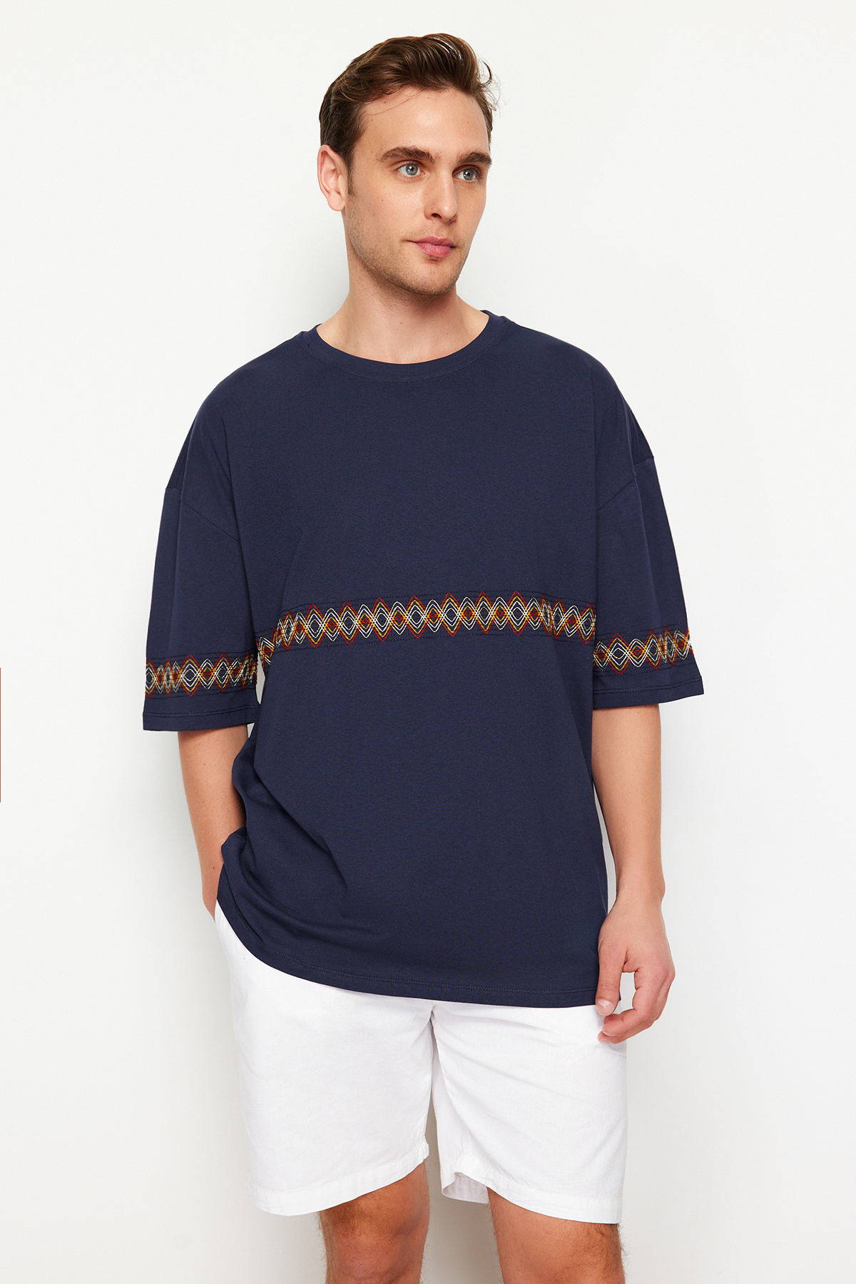 Trendyolmilla Man Lacivert Oversize/Geniş Kesim İşlemeli %100 Pamuk T-Shirt TMNSS21TS1889