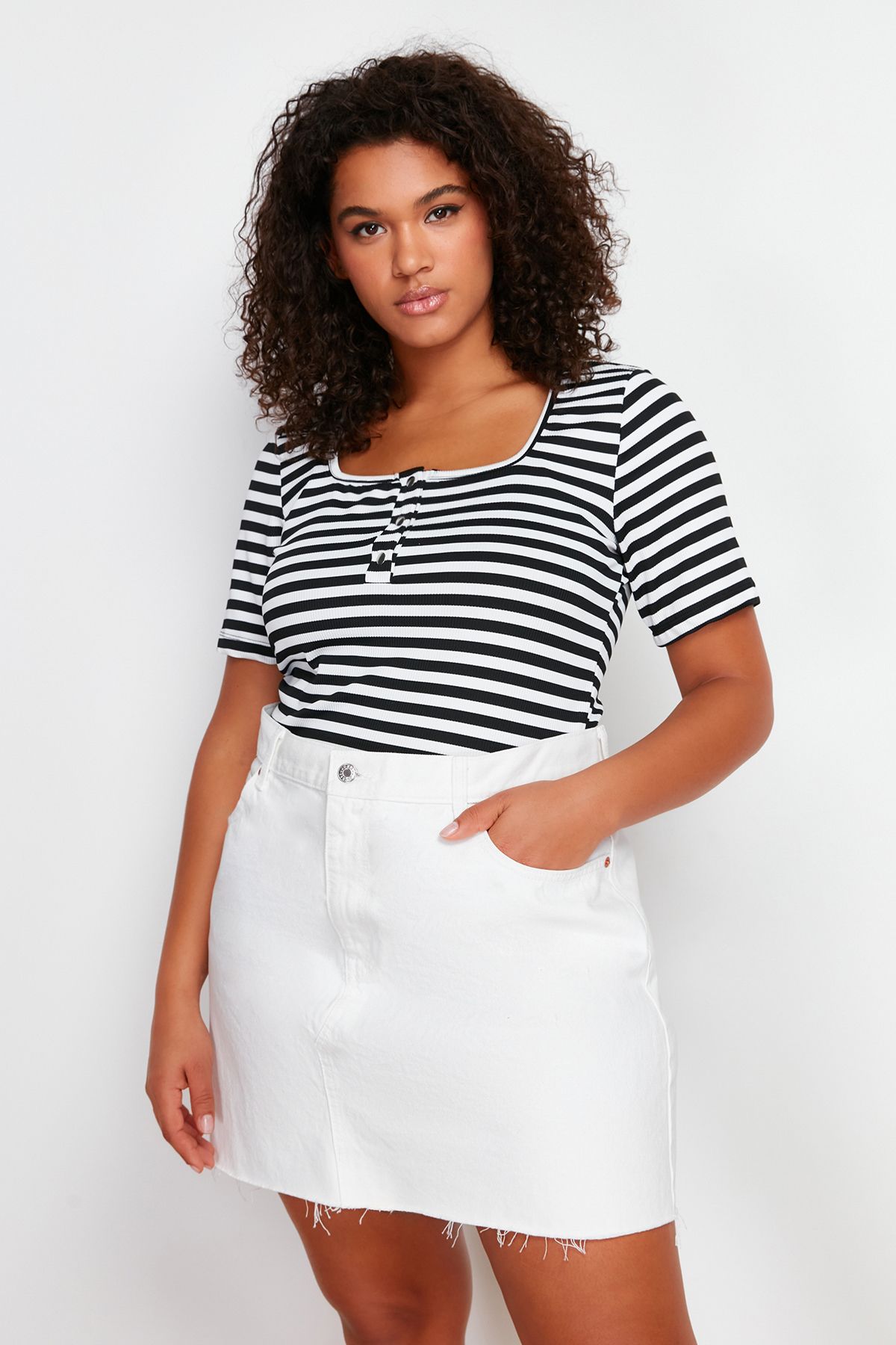 Trendyol Curve Plus Size Czarno-biała, Prążkowana, Dopasowana Bluzka Z Guzikami Tbbss24af00023 Kobieta - 2XL