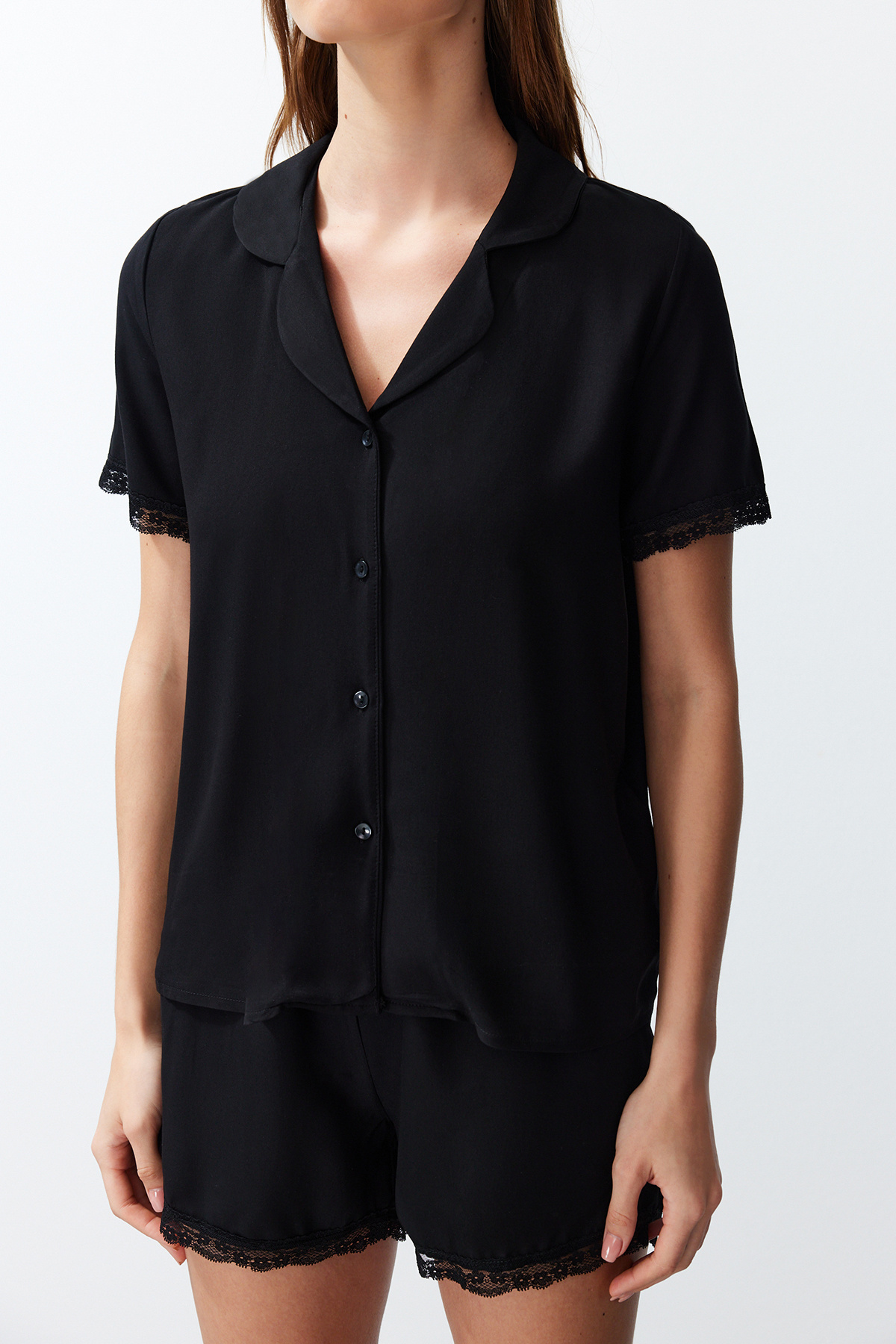 Trendyolmilla  Siyah Dantelli Viskon Şortlu Dokuma Pijama Takımı THMSS24PT00181 - Görsel 4