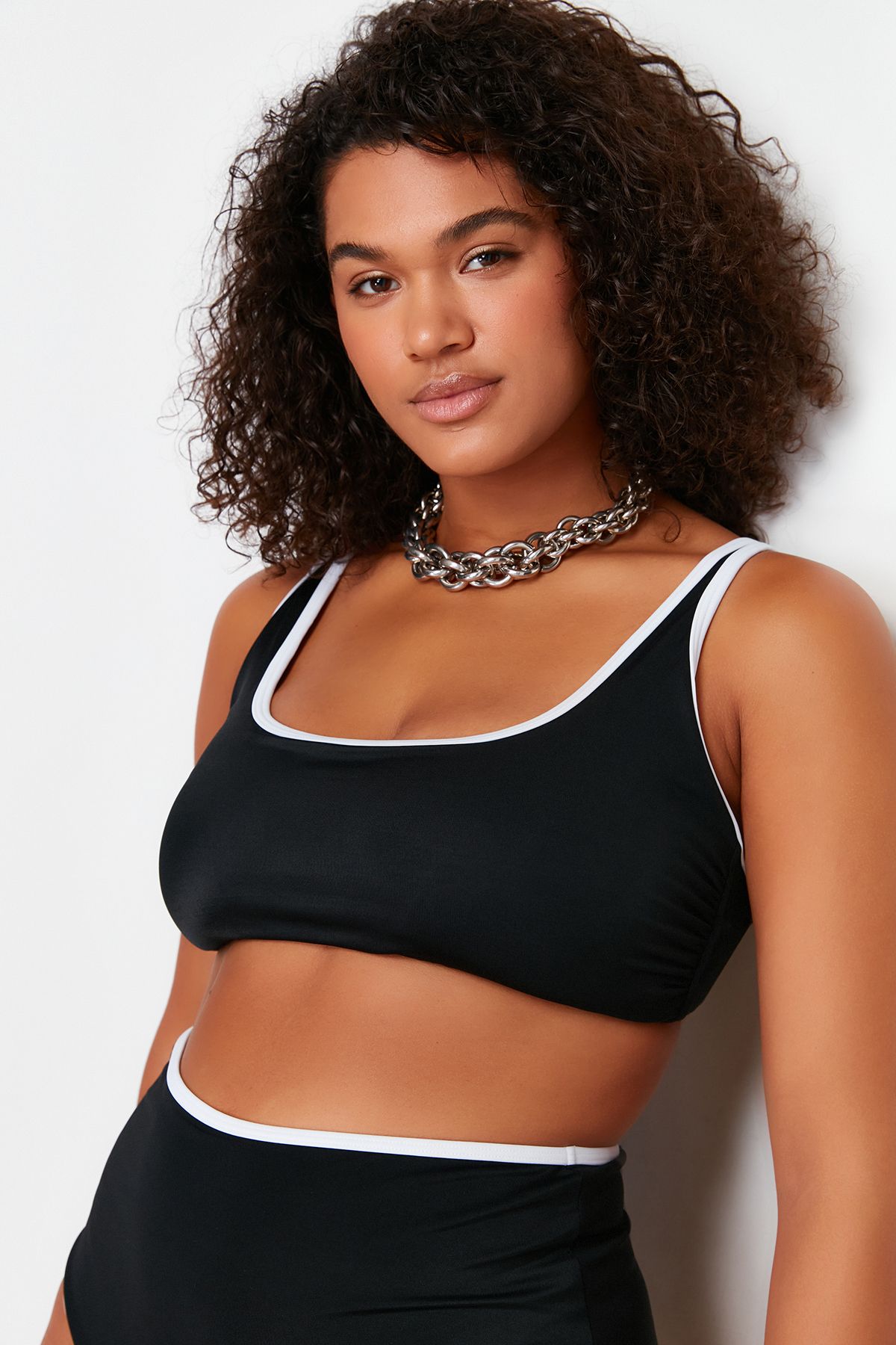 Trendyol Curve-Schwarzes, kontrastierendes, detailliertes Bralette-Bikinioberteil in Übergröße TBBSS24CT00008 3