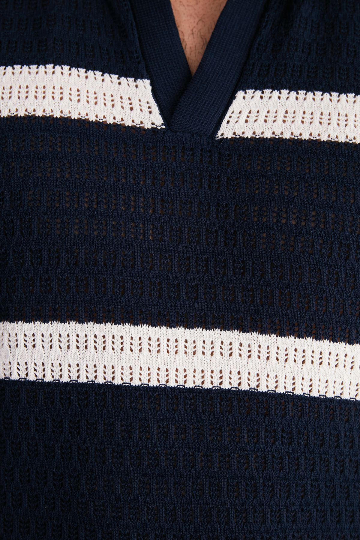 Trendyol Collection-Marineblaues, gestreiftes Polo-T-Shirt aus Baumwolle mit normaler Passform – TMNSS24PO00004 Limited Edition 5