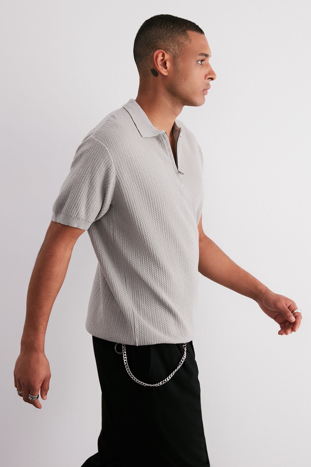 Trendyol Collection-Limitovaná edice Stone Regular Fit Tričko s prolamovaným zipem a výstřihem Polo TMNSS24PO00001 3