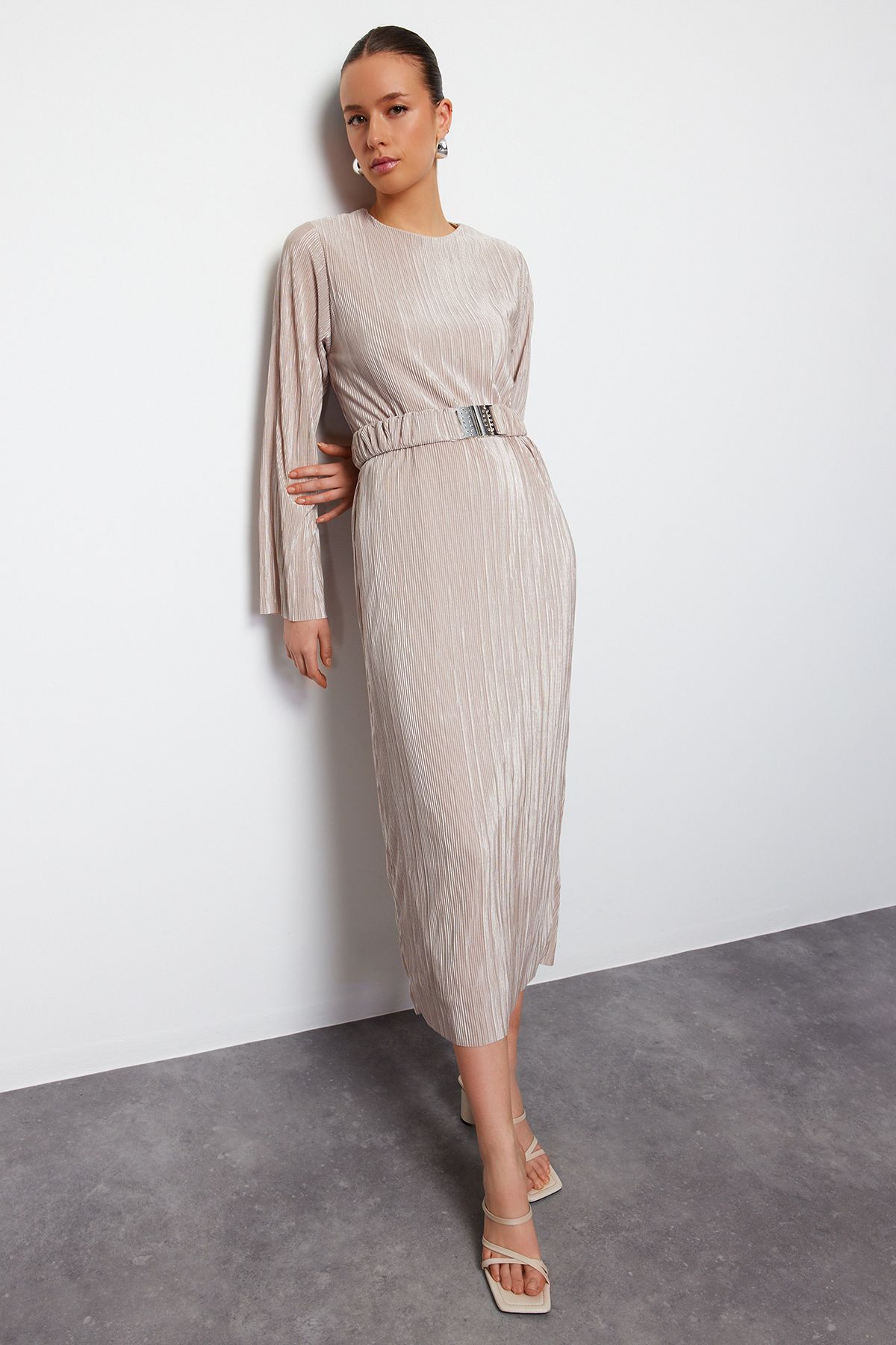Trendyol Modest-Rochie tricotată de culoare aurie - cu centură și pliuri, TCTSS24EB00154 3