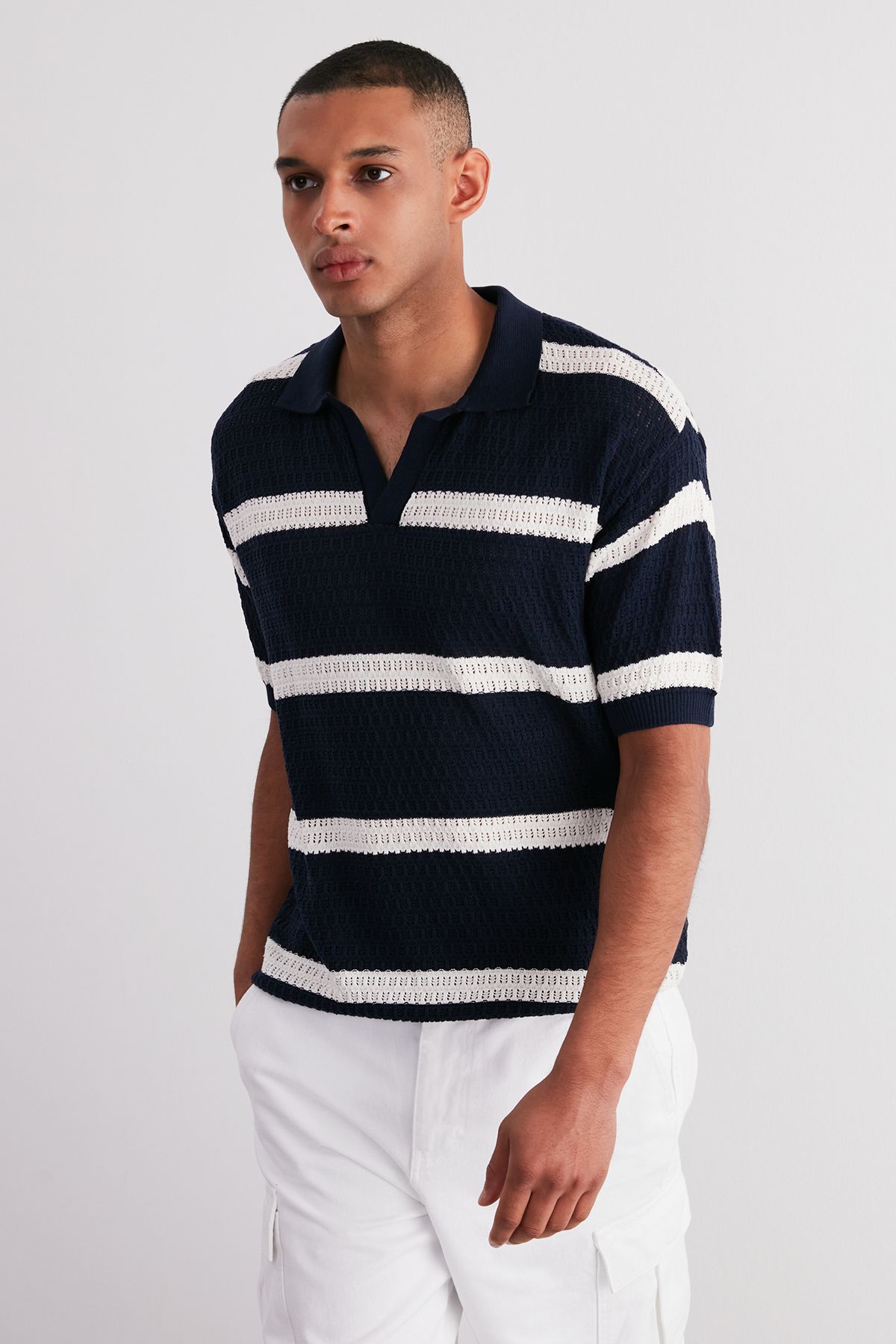 Trendyol Collection-Marineblaues, gestreiftes Polo-T-Shirt aus Baumwolle mit normaler Passform – TMNSS24PO00004 Limited Edition 3