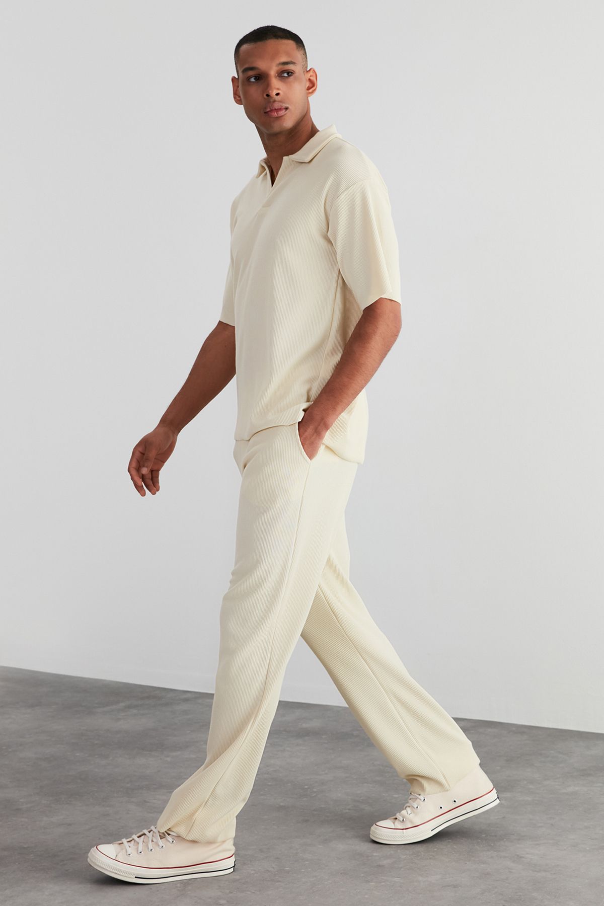Trendyol Collection-Ecru-Farbe – knitterfreie, strukturierte Jogginghose mit weitem Bein TMNSS23EA00013 – limitierte Auflage 2