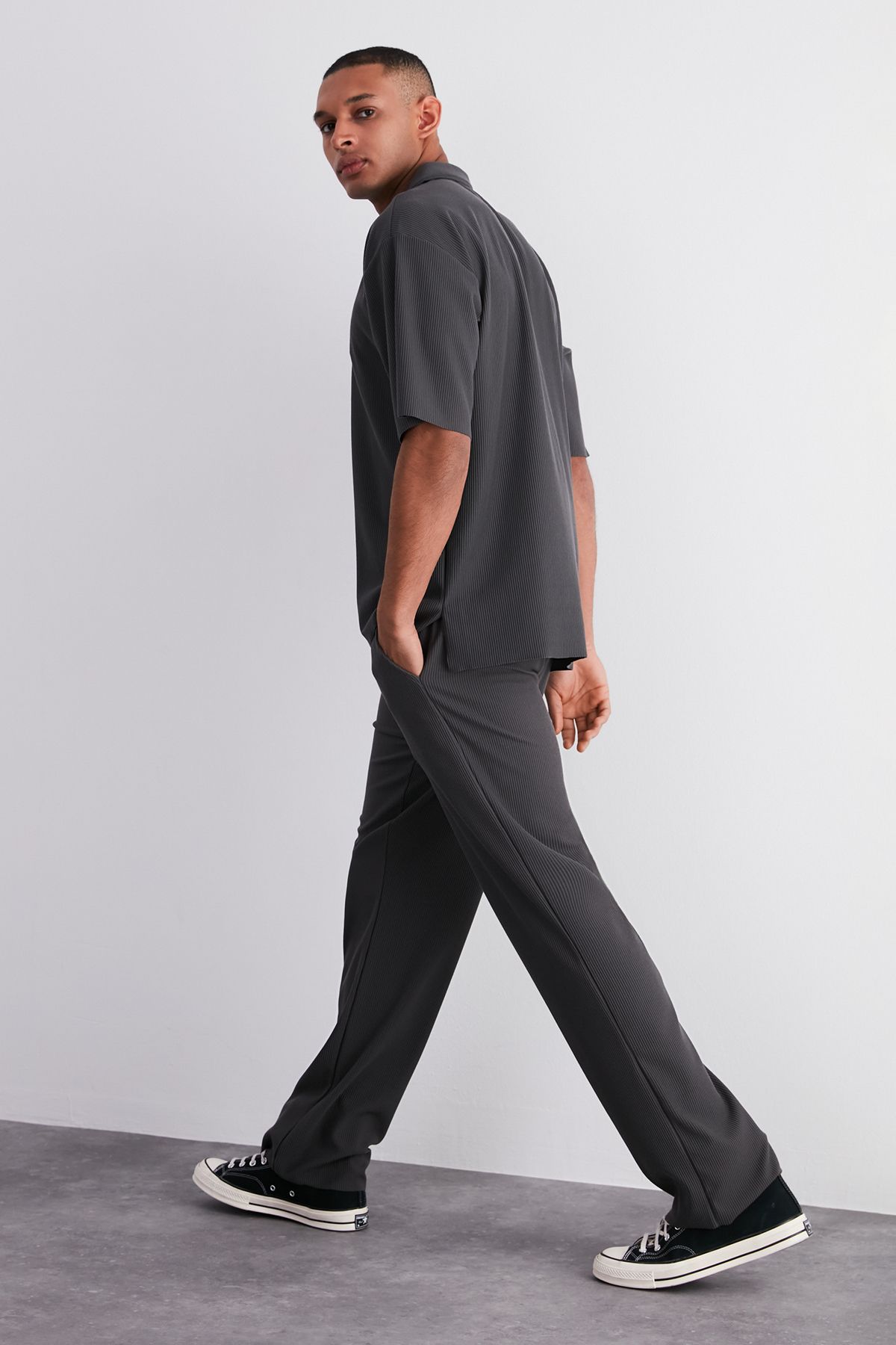 Trendyol Collection-Geräucherte Farbe – knitterfreie, strukturierte Jogginghose mit weitem Bein TMNSS23EA00013 – verstecktes Kordel, einteilig 2