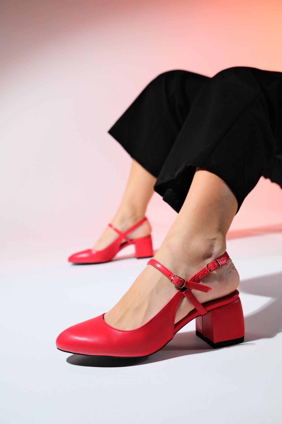 کفش پاشنه کلاسیک قرمز زنانه زن پوست Medja در پشت های ای ضخیم سبک luvishoes