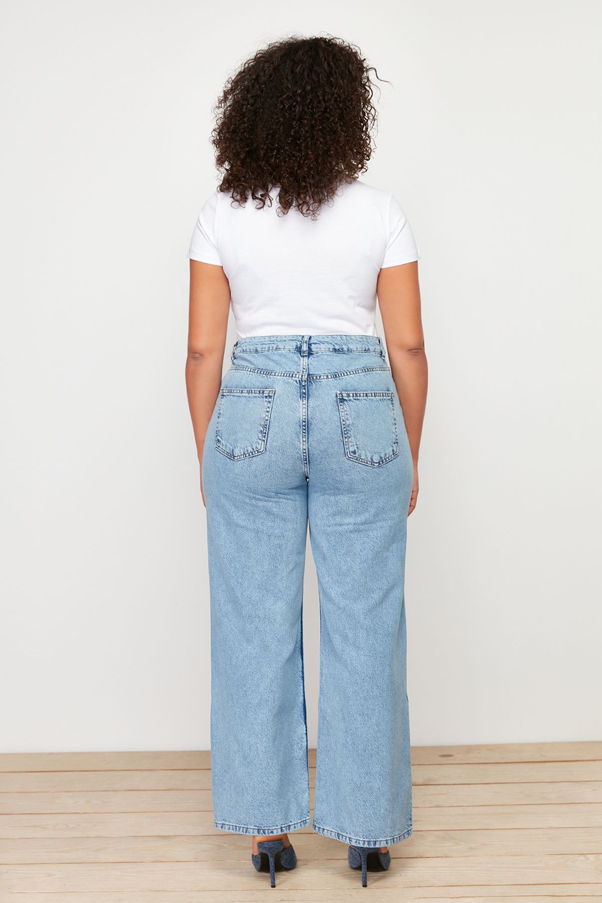 Trendyol Curve-Hellblaue, weit geschnittene Jeans mit hoher Taille TBSSS24CJ00028 5