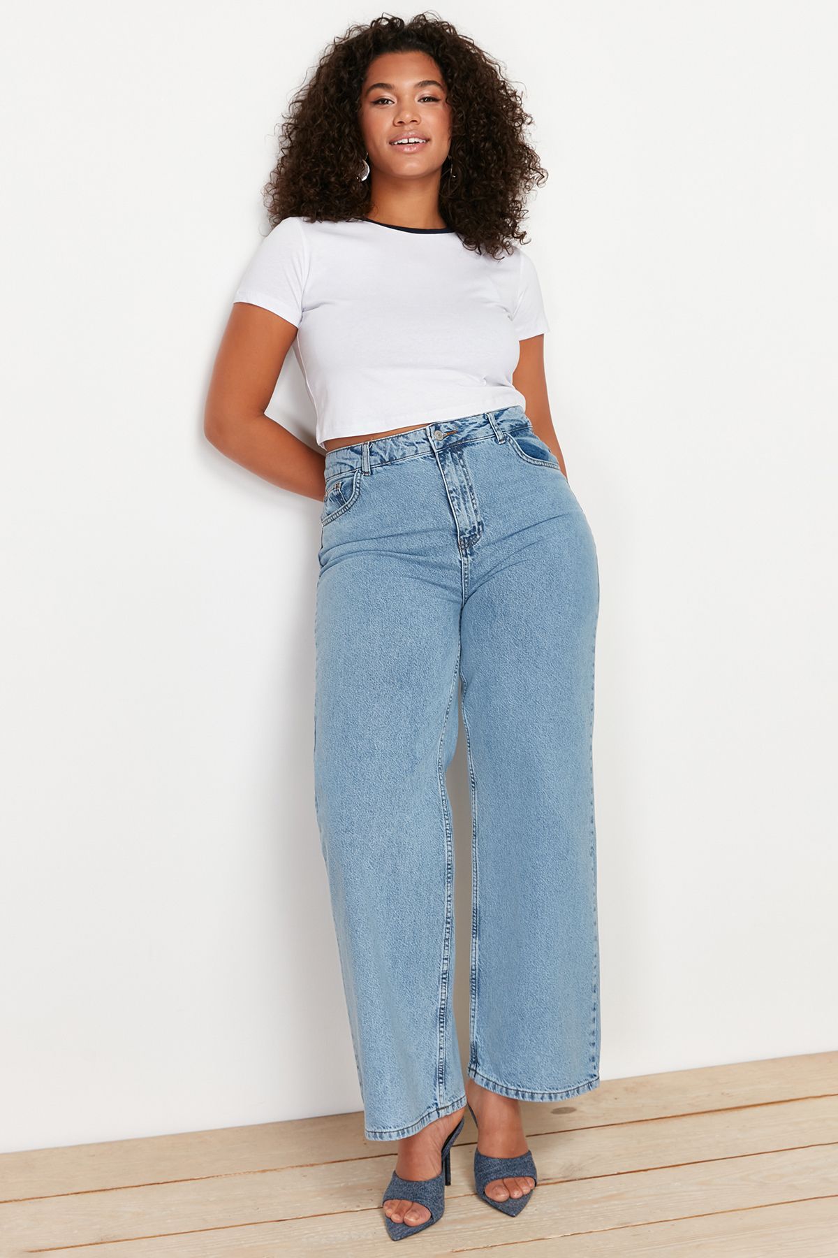Trendyol Curve-Hellblaue, weit geschnittene Jeans mit hoher Taille TBSSS24CJ00028 3