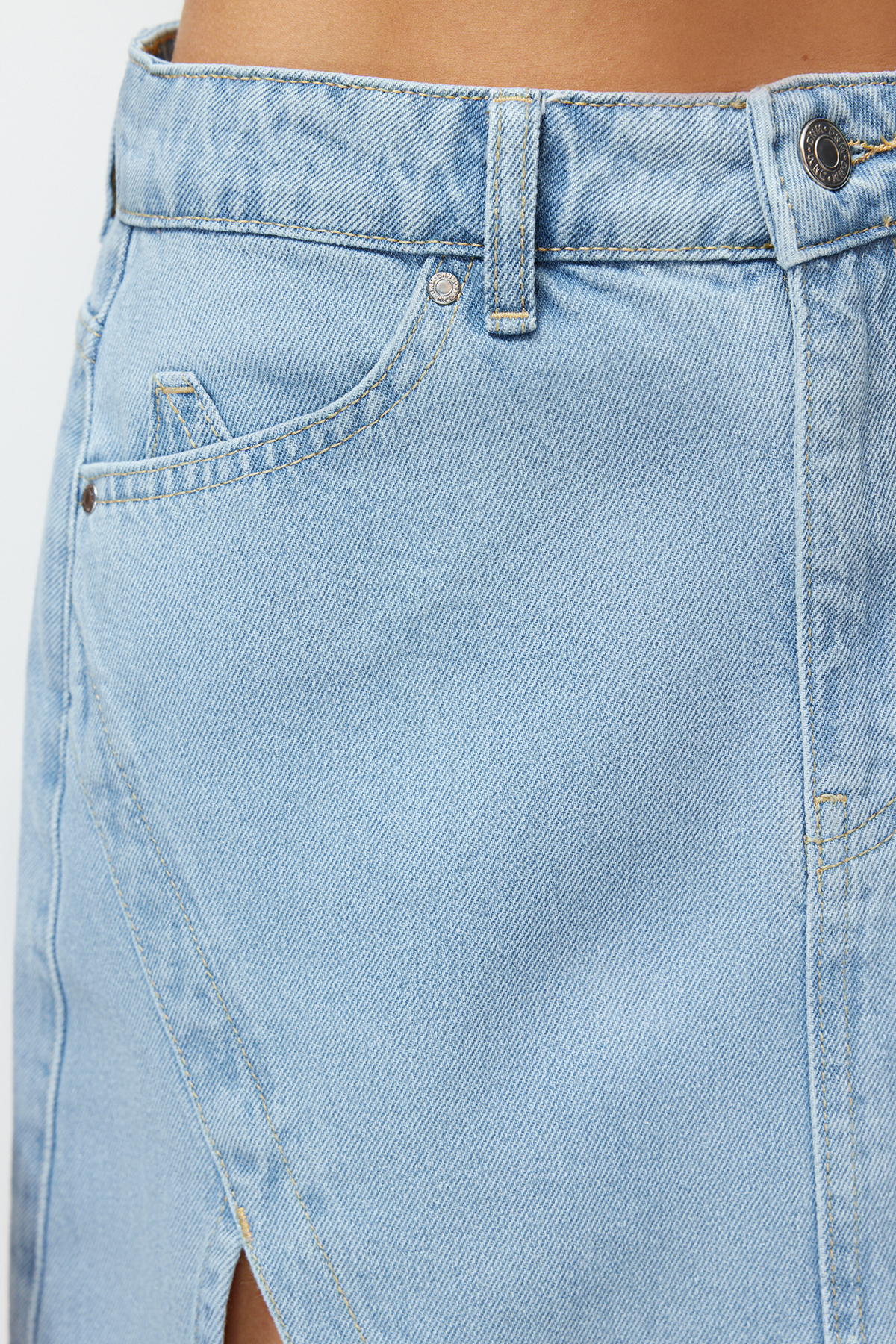 Trendyolmilla  Limited Edition Açık Mavi Yırtmaçlı Mini Denim Etek TWOSS23ET00347 - Görsel 5