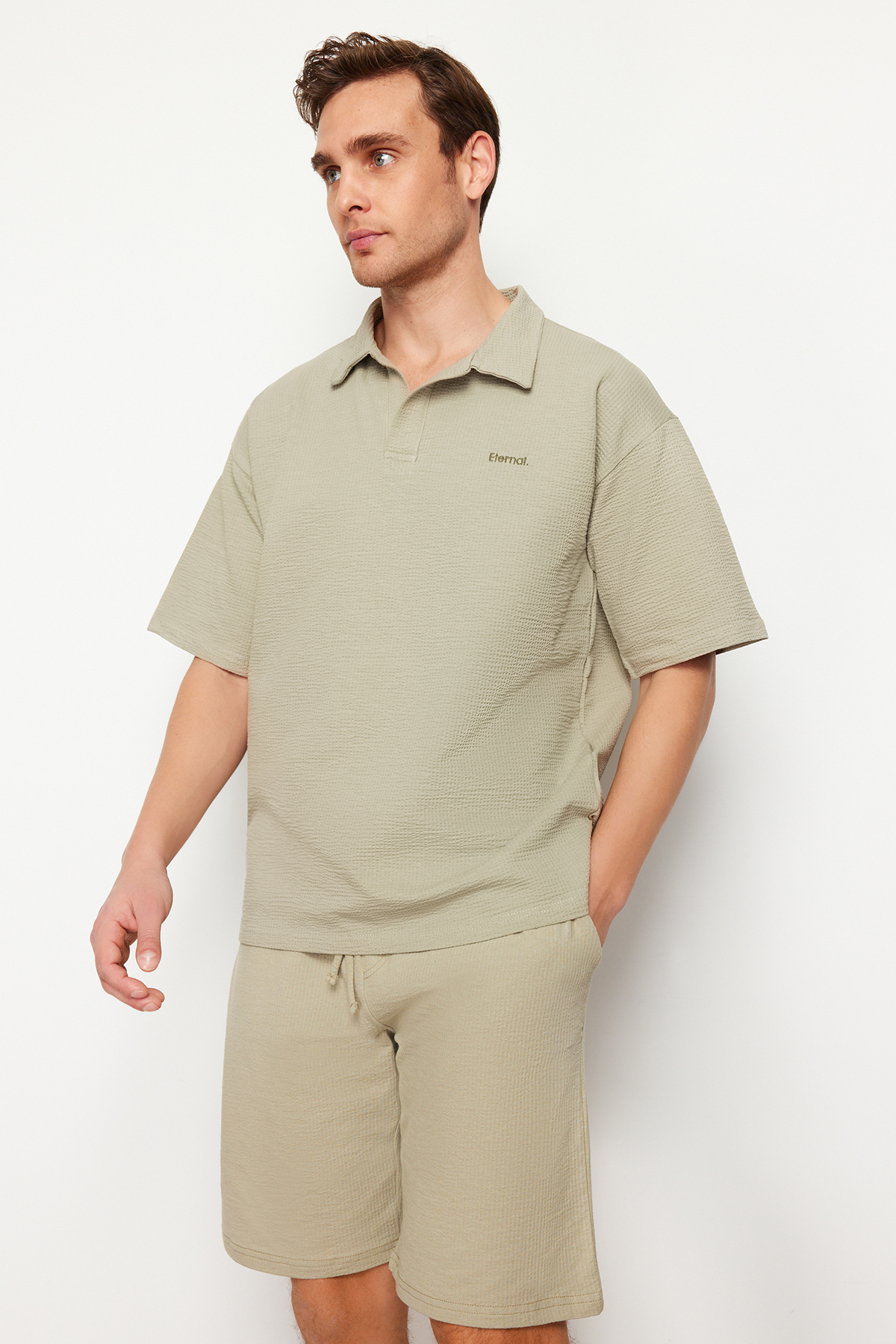Trendyolmilla Man Taş Oversize/Geniş Kesim Yazı Nakışlı Dokulu Polo Yaka T-Shirt TMNSS24PO00011