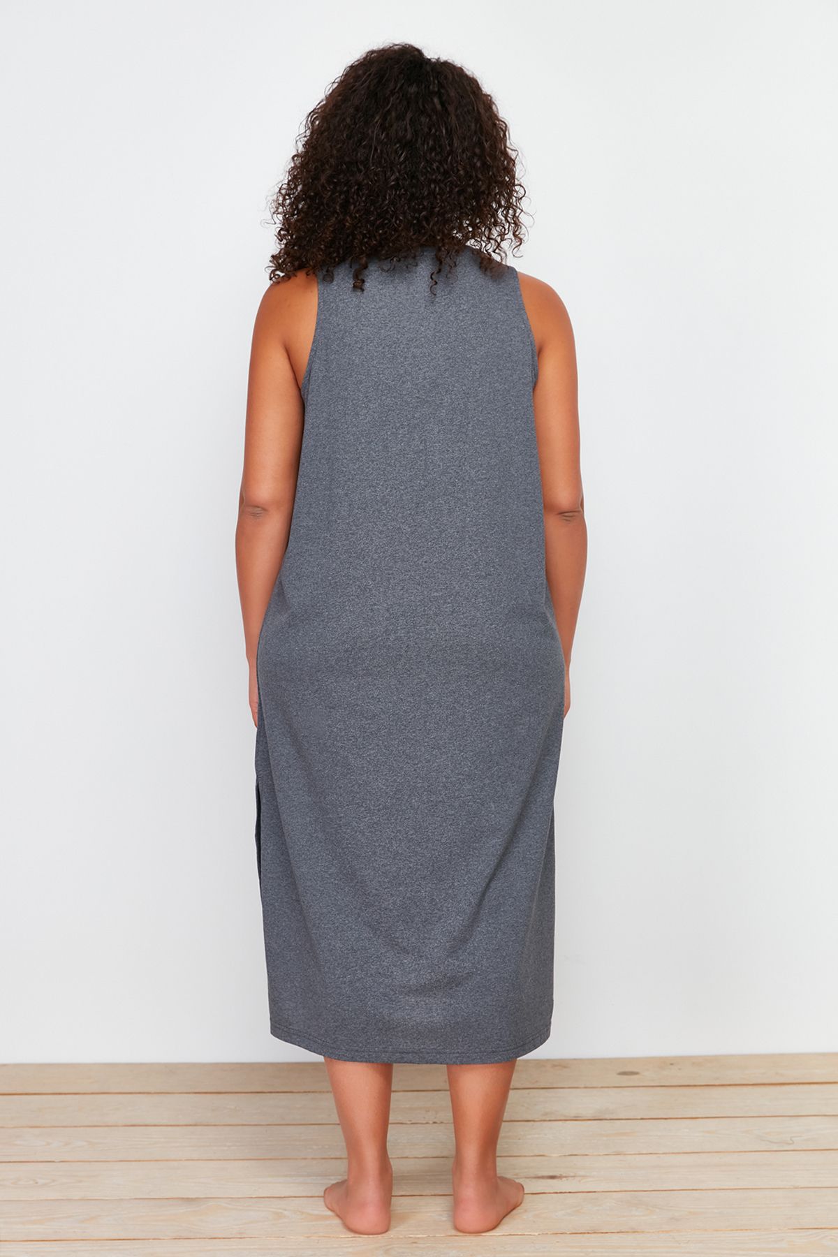Trendyol Curve-Anthrazitfarbenes bedrucktes Midi-Stricknachthemd TBBSS24CH00008 6