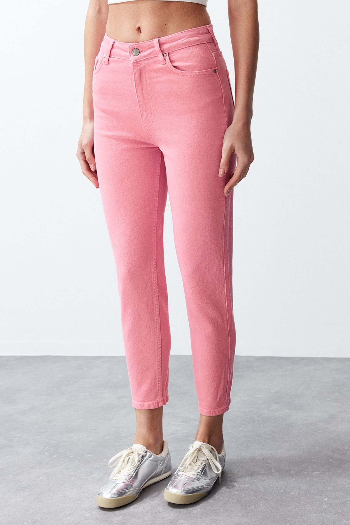 Trendyol Collection-Różowe jeansy Mom z wysokim stanem TWOSS24JE00229 4