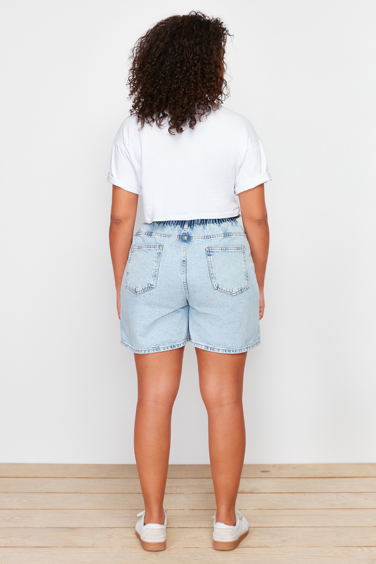 Trendyolmilla  Açık Mavi Lastikli Yüksek Bel Geniş Kesim %100 Pamuk Büyük Beden Denim Şort TBBSS22JE00015 - Görsel 6