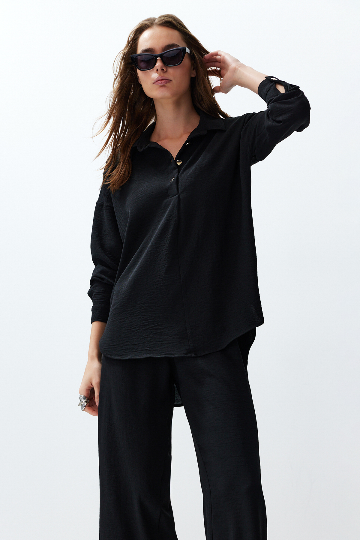 Trendyolmilla  Siyah Dokuma Düğmeli Gömlek-Pantolon Takım TWOSS24AU00108 - Görsel 3