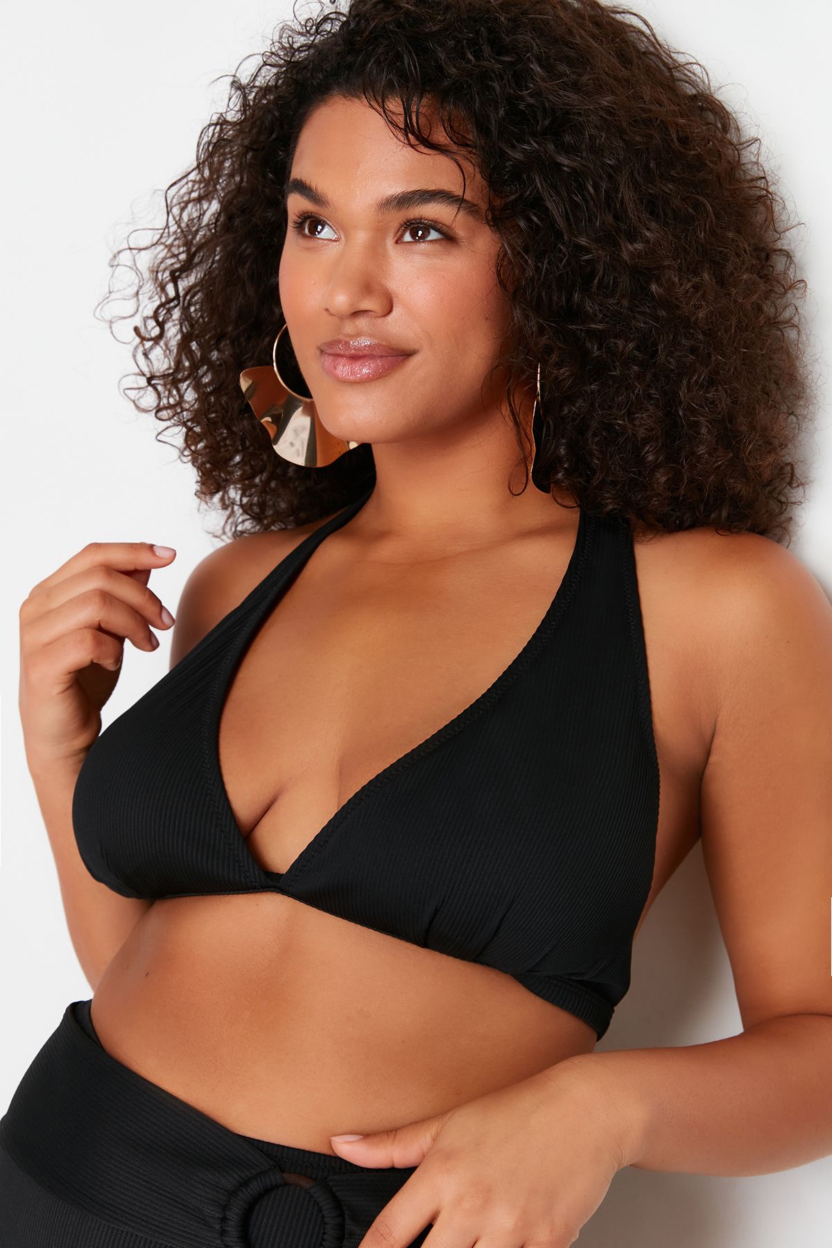 Trendyol Curve-Black Deep V Halter Detail Bikini Top Tbbss24Ct00003 3