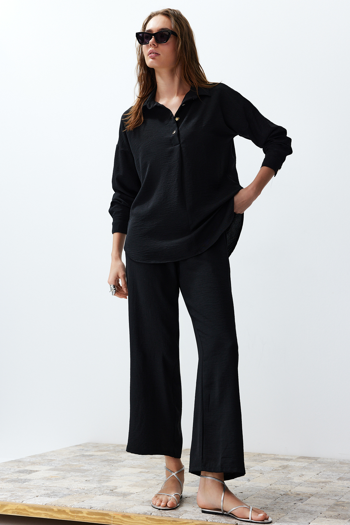 Trendyolmilla  Siyah Dokuma Düğmeli Gömlek-Pantolon Takım TWOSS24AU00108 - Görsel 2