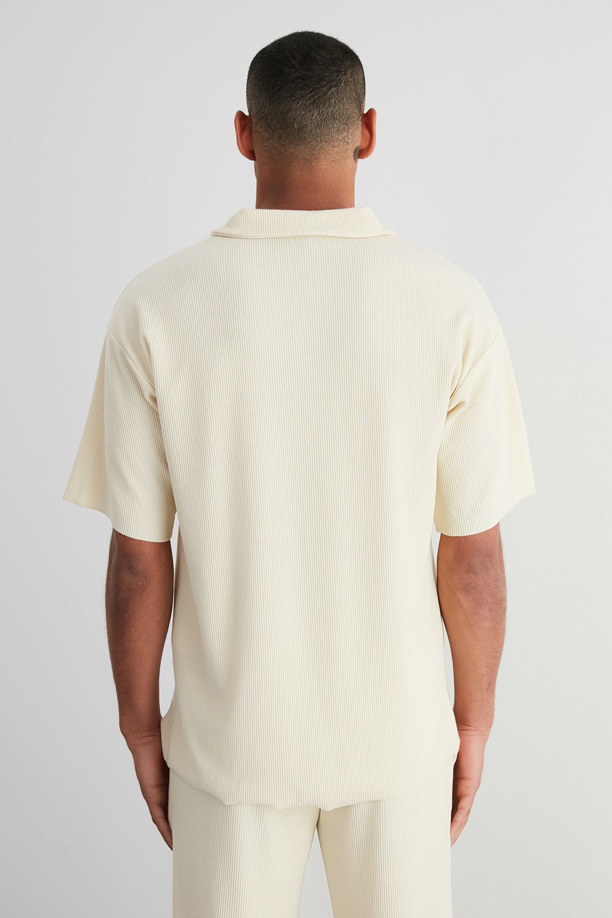 Trendyol Collection-Ecrufarbenes T-Shirt mit Ottoman-Polokragen – knitterfrei, weite Passform, limitierte Auflage TMNSS23PO00020 6