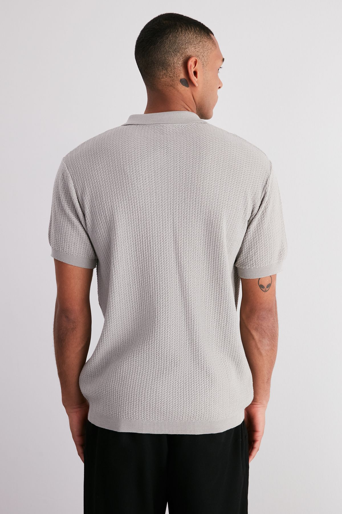 Trendyol Collection-Limitovaná edice Stone Regular Fit Tričko s prolamovaným zipem a výstřihem Polo TMNSS24PO00001 6