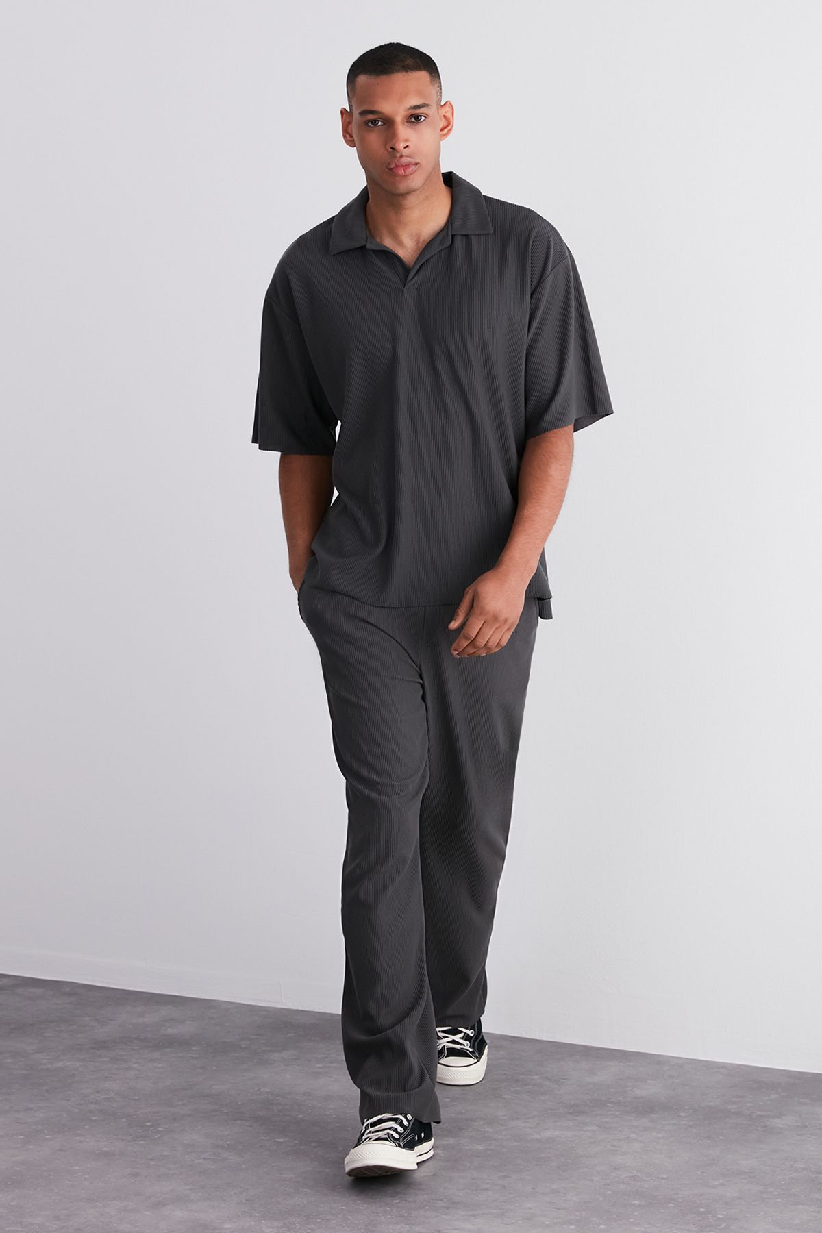 Trendyol Collection-Geräucherte Farbe – knitterfreie, strukturierte Jogginghose mit weitem Bein TMNSS23EA00013 – verstecktes Kordel, einteilig 3