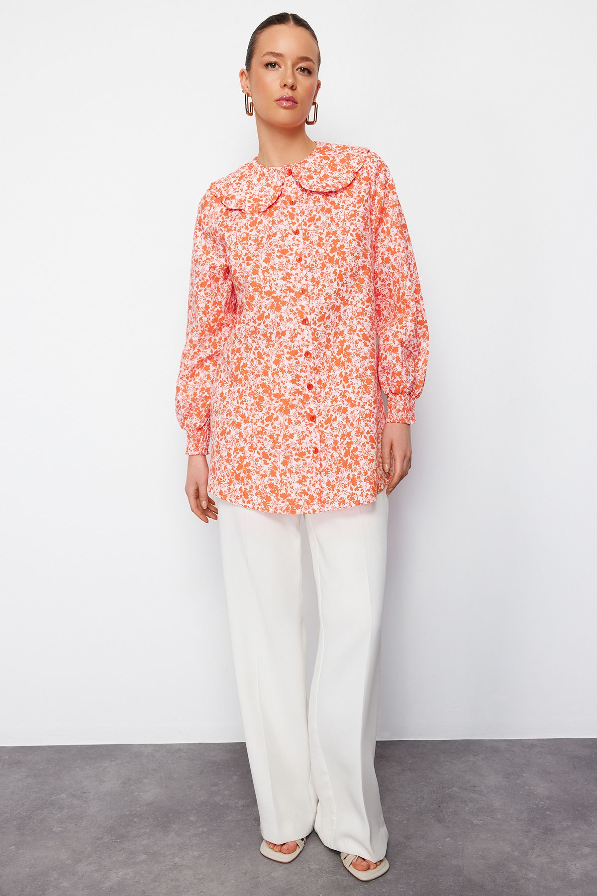 Trendyol Modest-Rotes Hemd mit gewebtem, knusprigem Blumenmuster und Babykragen TCTSS23TG00029 3