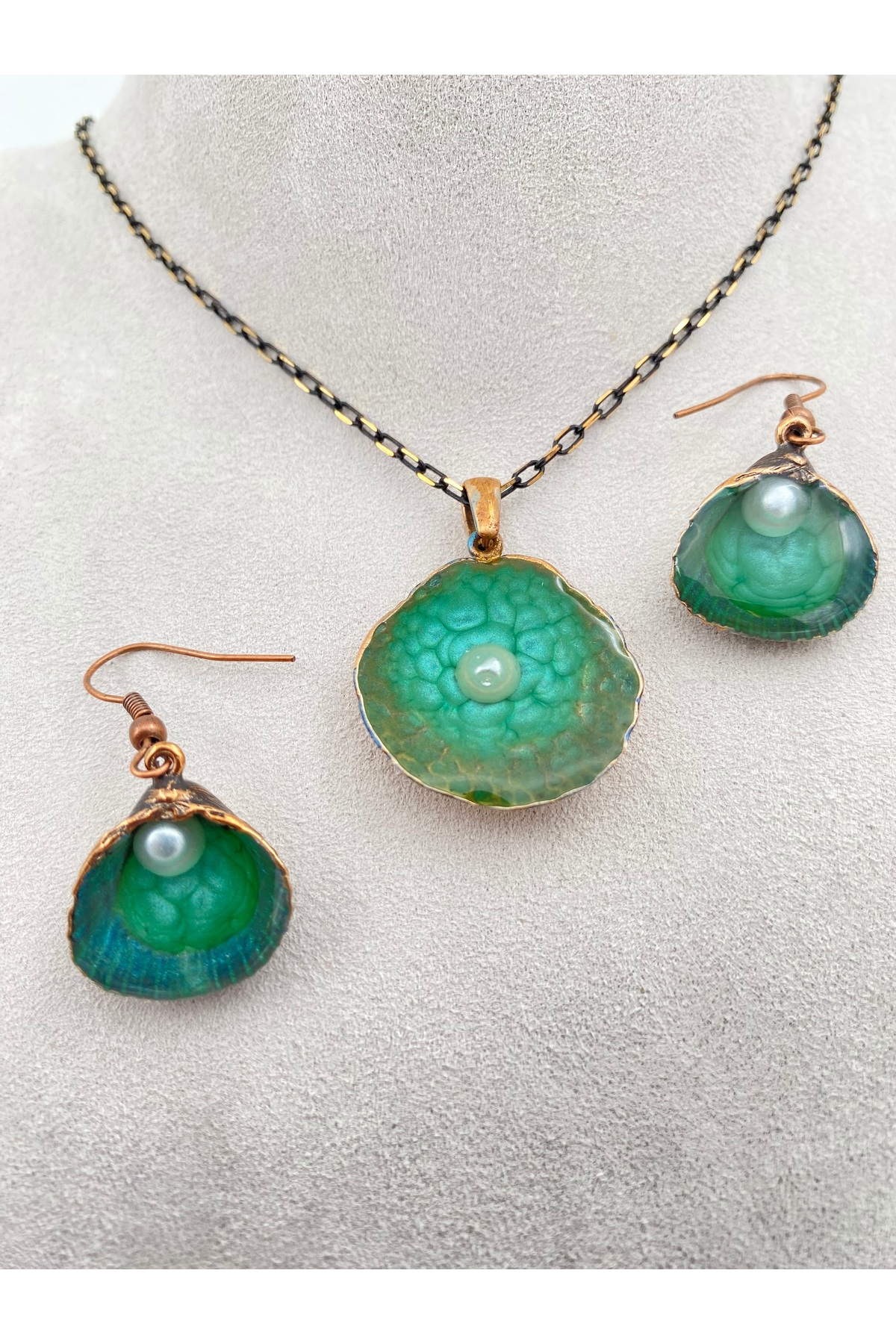 Dükkan Leyla Deniz Temalı, İstiridye ve İncili Kolye ve Küpe Takımı, Bronz Kasa ve Zincir, Reçine Dolgu, Tasarım