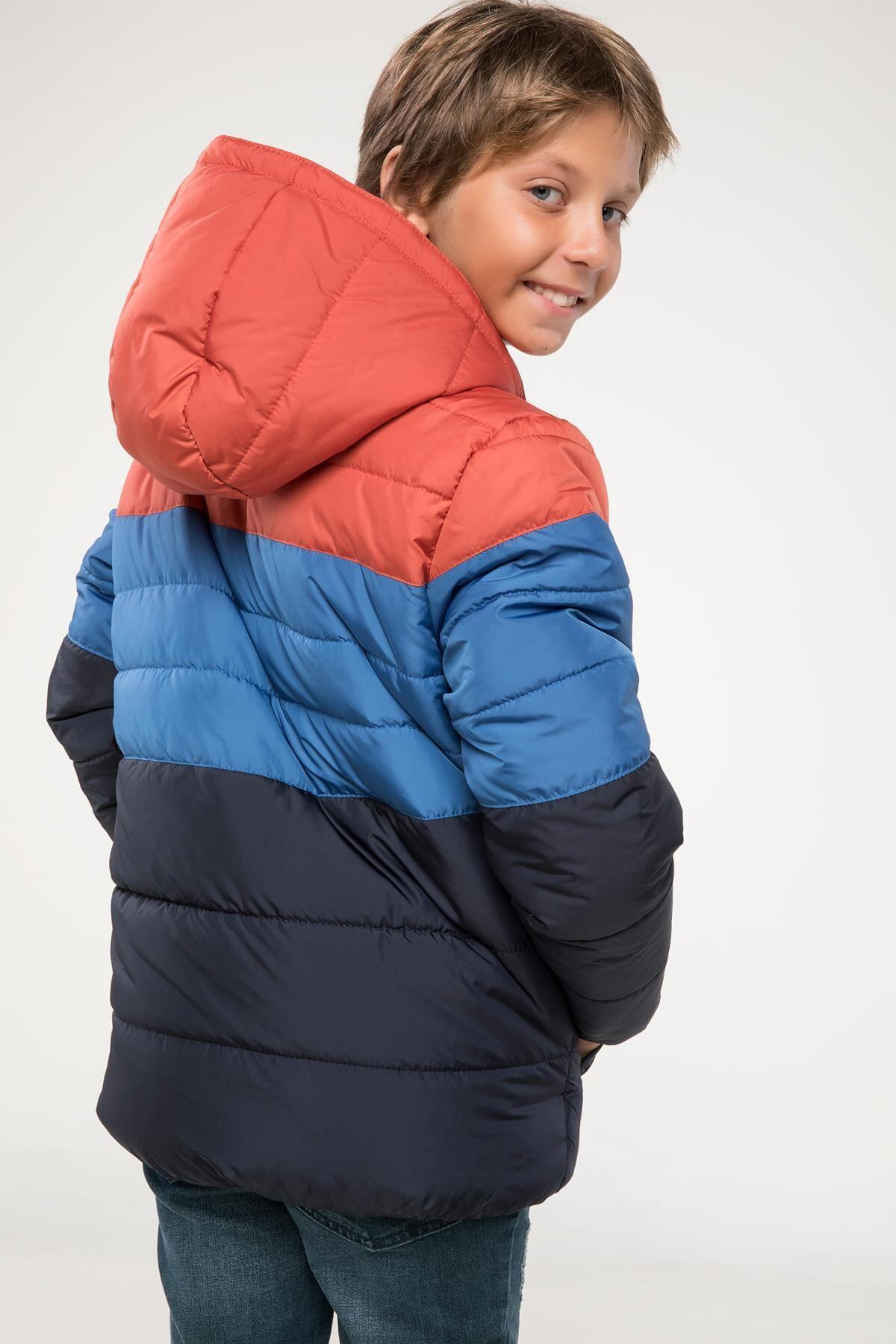 DeFacto Erkek Çocuk Kapüşon Detaylı Renk Bloklu Şişme Mont