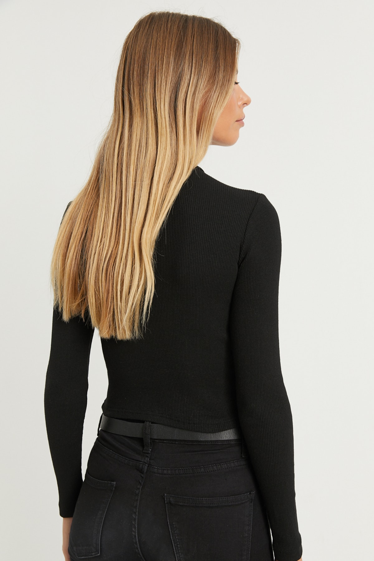 Cool & Sexy Dámská poloturláková halenka s černým křížovým límcem B1404