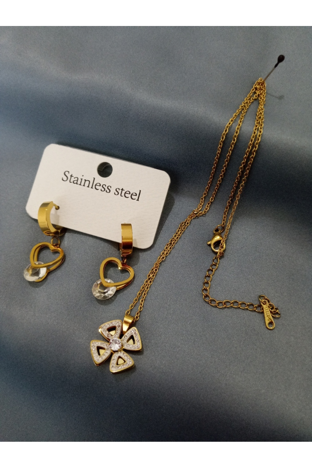 Çelik set-gold taşlı yonca modeli 45cm kolye +kalpli taşlı klipsli küpe set.