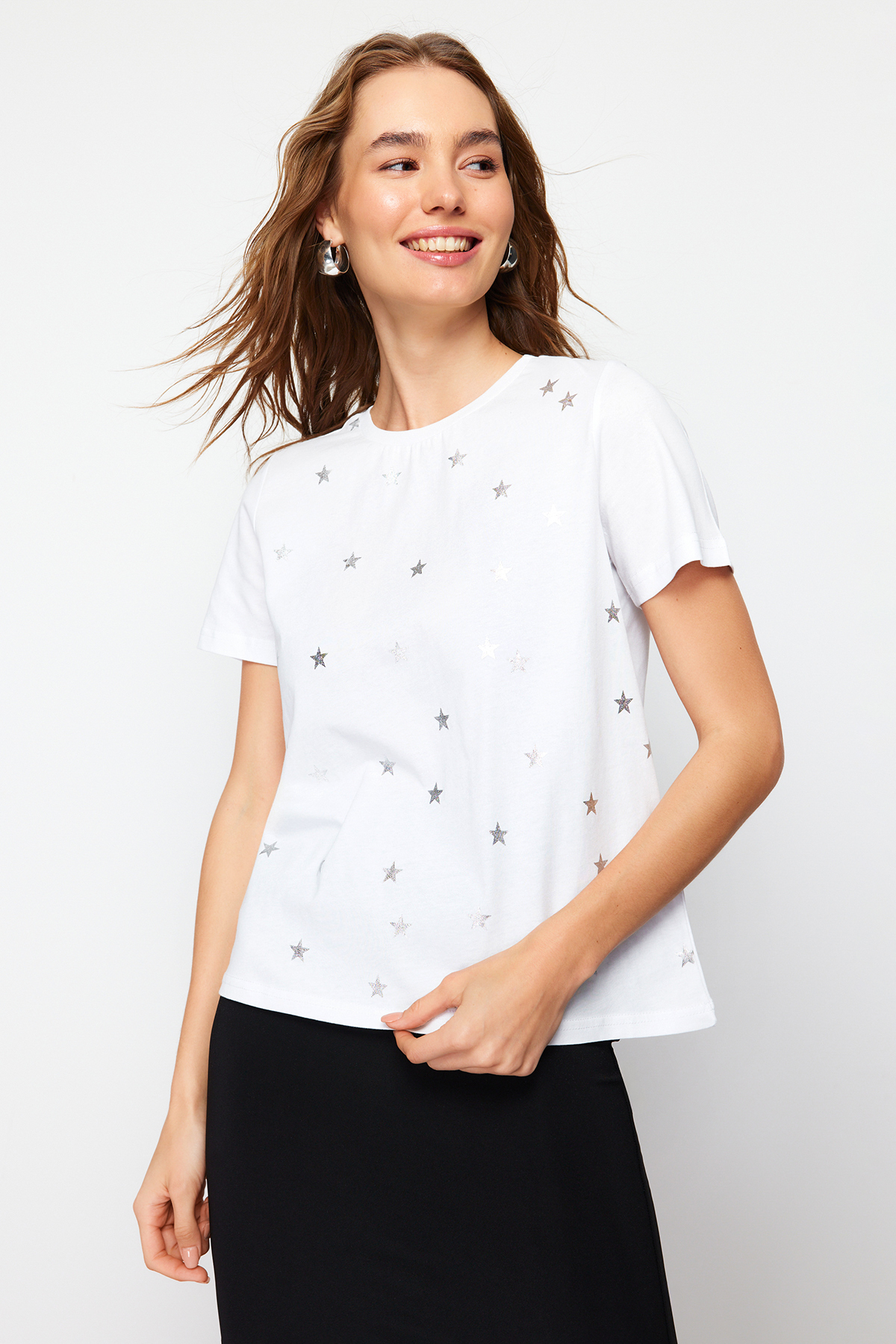 Trendyolmilla  Beyaz %100 Kalın Pamuklu Varak Yıldız Baskılı Regular Kalıp Örme T-Shirt TWOSS20TS0757 - Görsel 3