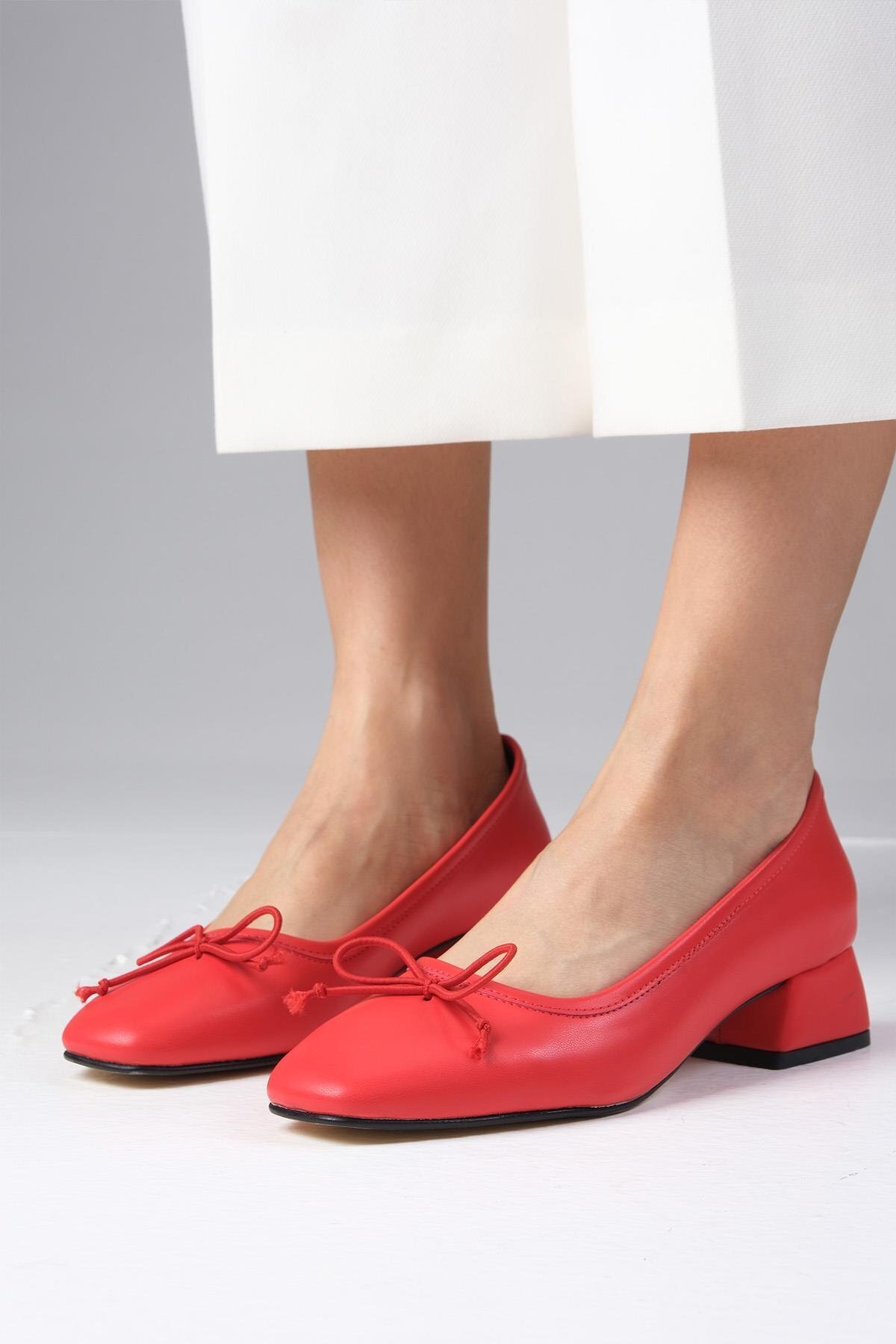 Mio Gusto-Bellamy Damen-Schuhe mit niedrigem Absatz und Schleife in roter Farbe 5