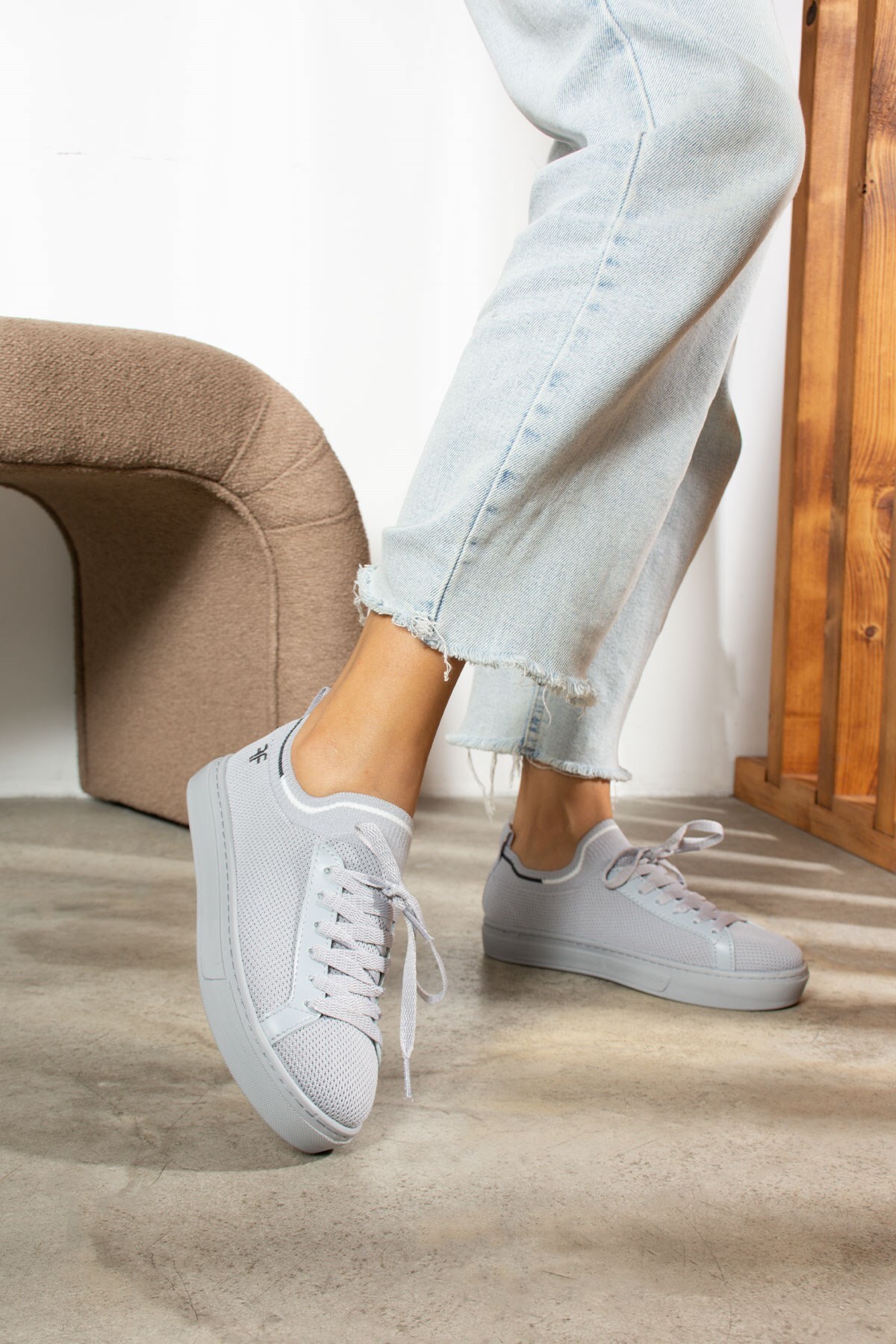  کفش ورزشی راحتی، راحت و انعطاف‌پذیر، بدون بند، مناسب برای پیاده‌روی، رنگ خاکستری یخی، کد 060