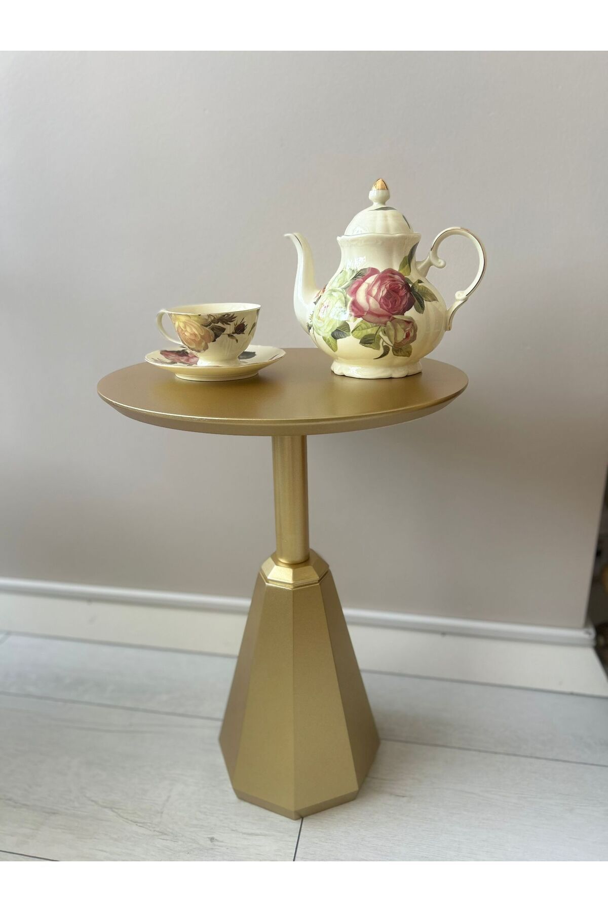 KÜPELİ GOLD renk 55 cm yan sehpa zigon