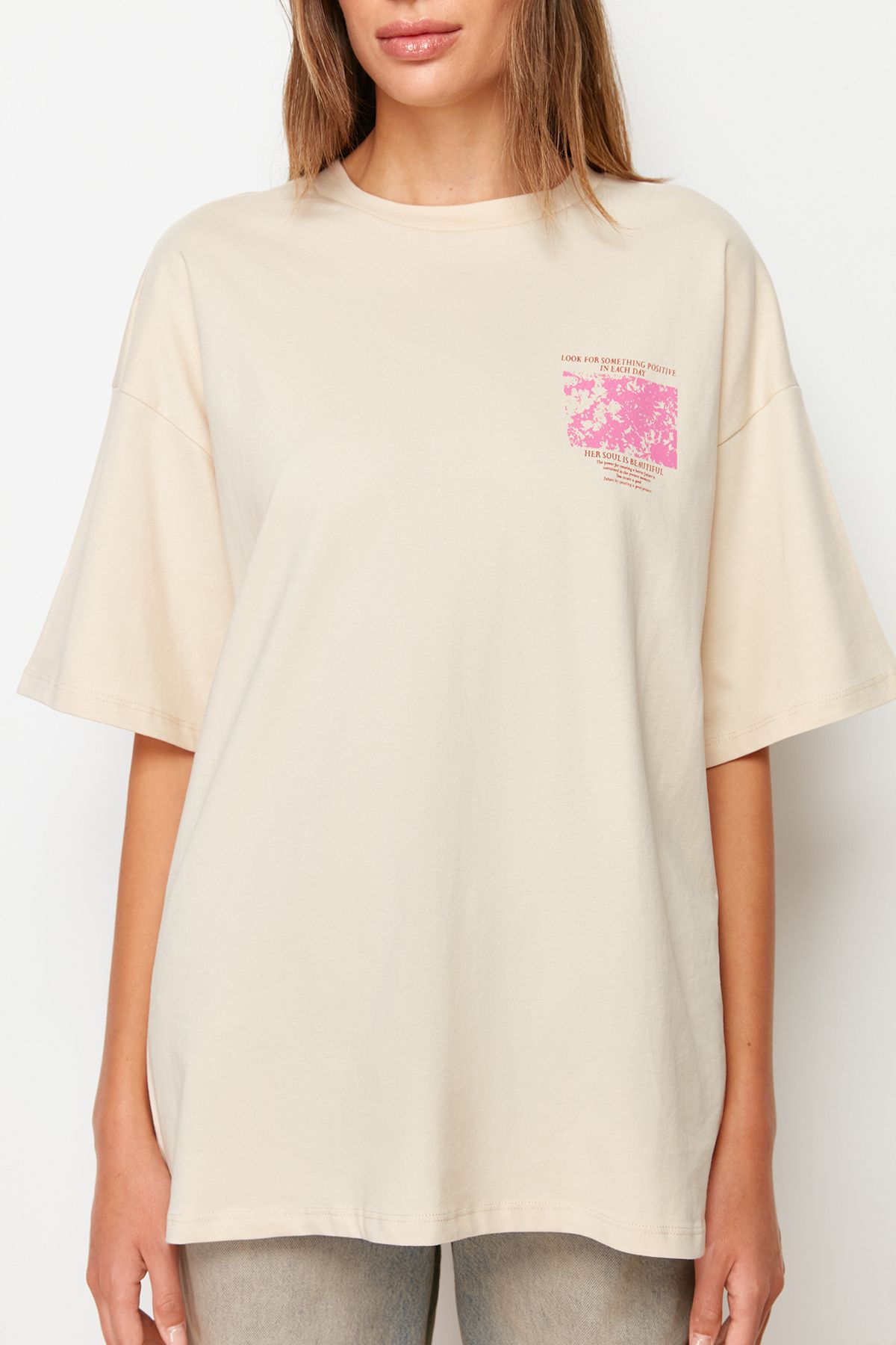 Trendyol Collection-Premium-Strick-T-Shirt aus 100 % Baumwolle mit bedruckter Vorder- und Rückseite in Übergröße/weitem Muster TWOSS23TS00269 5