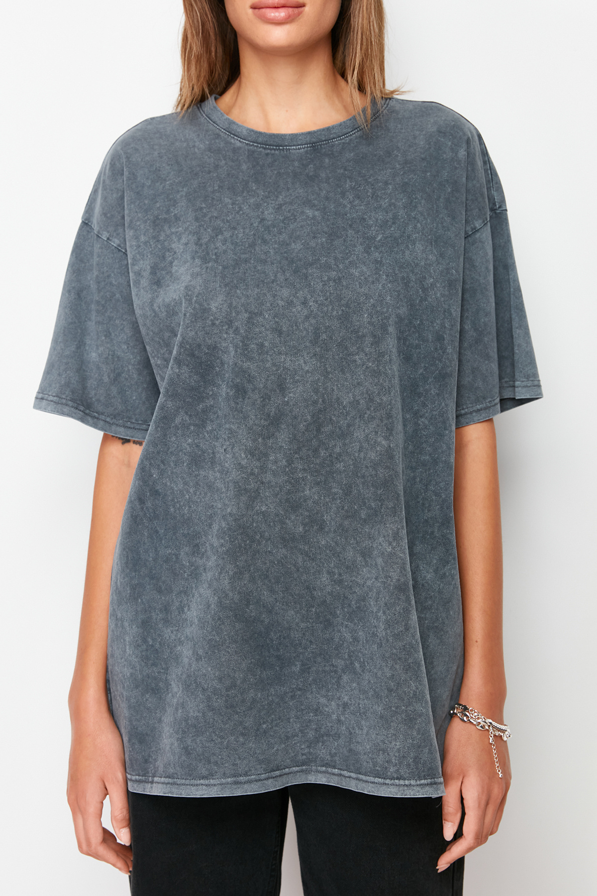 Trendyolmilla  Antrasit %100 Kalın Pamuklu Soluk Efektli Sırt Baskılı Boyfriend Örme T-Shirt TWOSS23TS00109 - Görsel 5