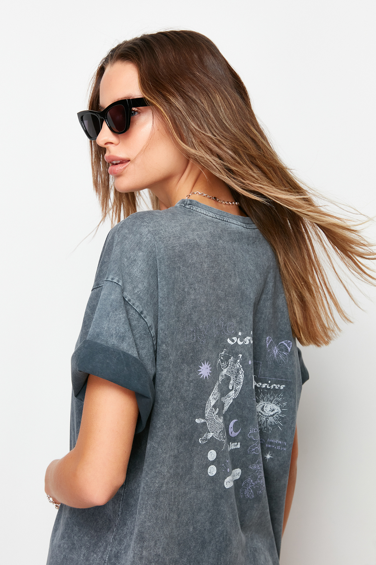 Trendyolmilla  Antrasit %100 Kalın Pamuklu Soluk Efektli Sırt Baskılı Boyfriend Örme T-Shirt TWOSS23TS00109 - Görsel 3